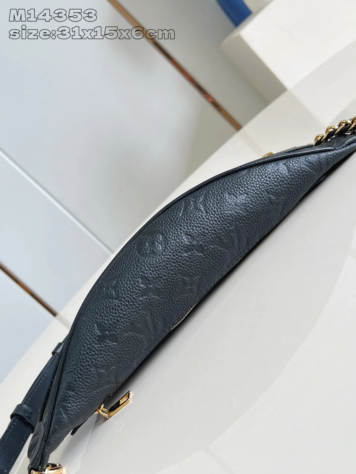 💰920 (top-grain leather) top-quality original replica ✨M14353 black This unique High Rise waist bag is reinterpreted in the iconic Monogram Empreinte leather this season. Just like the original design, this PM style has a practical design with adjustable length straps and is large enough to hold everyday essentials. The belt bag is embellished with gold-tone hardware and has a detachable decorative luggage tag that pays homage to the brand's trunk-making heritage and can be worn cross-body or as a belt. 31 x 15 x 6 cm