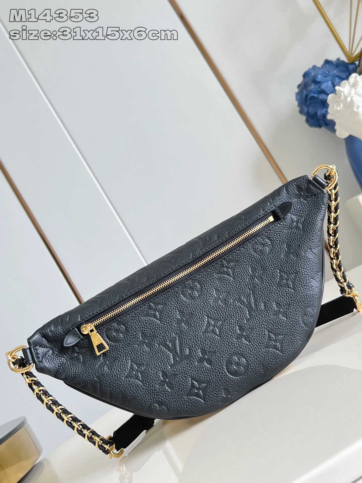 💰920 (top-grain leather) top-quality original replica ✨M14353 black This unique High Rise waist bag is reinterpreted in the iconic Monogram Empreinte leather this season. Just like the original design, this PM style has a practical design with adjustable length straps and is large enough to hold everyday essentials. The belt bag is embellished with gold-tone hardware and has a detachable decorative luggage tag that pays homage to the brand's trunk-making heritage and can be worn cross-body or as a belt. 31 x 15 x 6 cm