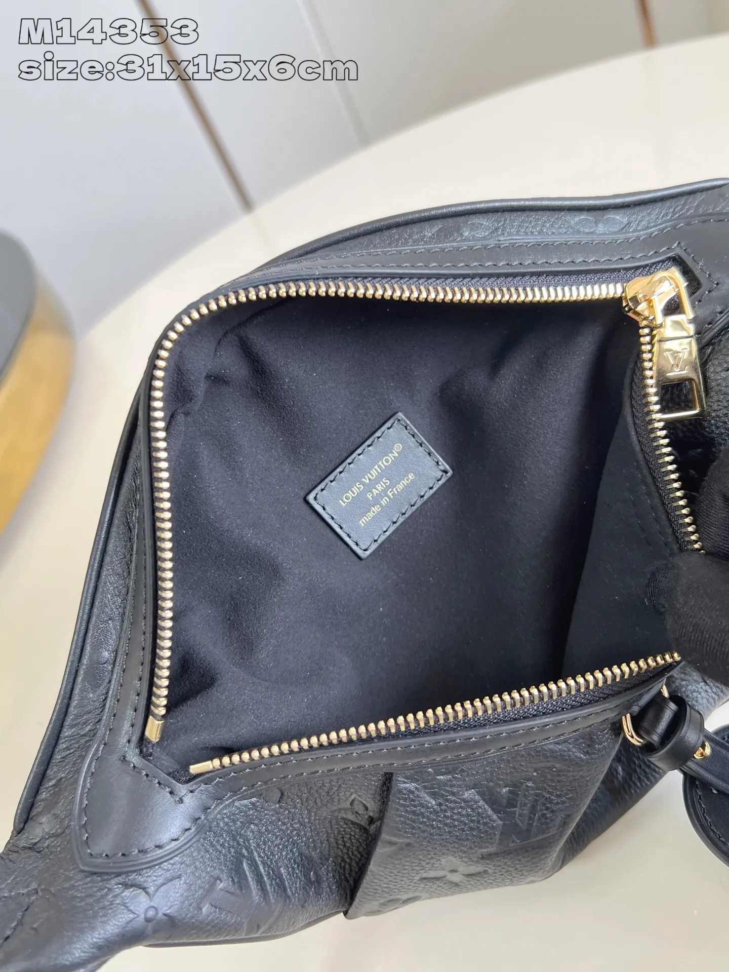 💰920 (top-grain leather) top-quality original replica ✨M14353 black This unique High Rise waist bag is reinterpreted in the iconic Monogram Empreinte leather this season. Just like the original design, this PM style has a practical design with adjustable length straps and is large enough to hold everyday essentials. The belt bag is embellished with gold-tone hardware and has a detachable decorative luggage tag that pays homage to the brand's trunk-making heritage and can be worn cross-body or as a belt. 31 x 15 x 6 cm