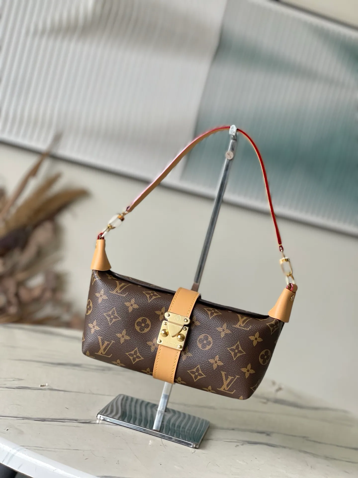 💰860 Top Original M26191 This Pochette Mia handbag is from the Monogram series. The Monogram canvas body is integrated with cow leather trim, and the S-lock buckle highlights the brand identity. Just the right size to easily store your daily needs, making it a sophisticated choice for day and night travel. Suitable for shoulder or hand carry. Dimensions: 14.5 x 8 x 22 cm (H x W x Length)