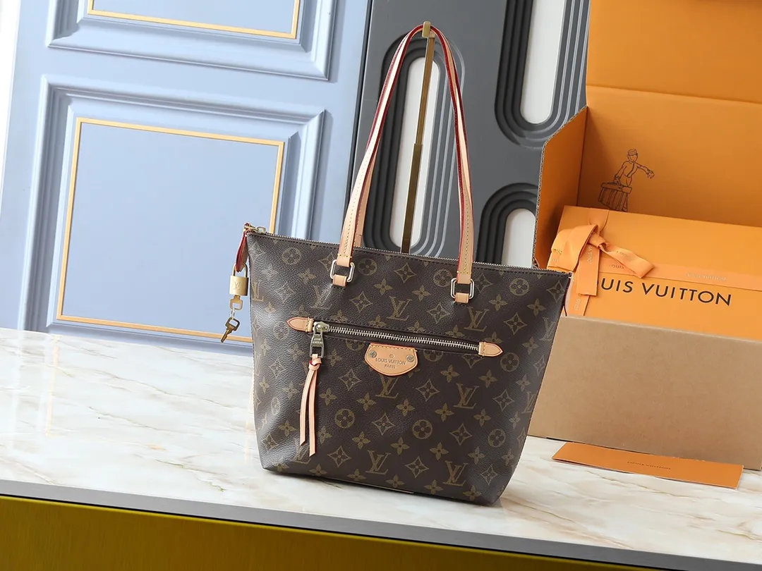 💰Large 140, small 260💰Upgraded original IENA MM handbag 41013 coffee 40040 white grid 42267 presbyopia 42268 The epitome of casual fashion The perfect daily companion for women Perfect functionality and unique elegance Will definitely become your best friend Microfiber lining & tree lamb leather decoration Front zipper layer Shiny gold metal plate decorated cowhide pull tag The quality is as real as the photo Pure copper carved hardware with first-layer cowhide. Size: large 42/27/17, small 35/23/13
