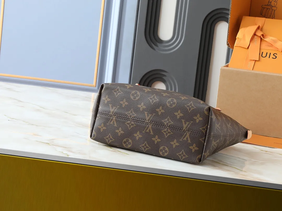 💰Large 140, small 260💰Upgraded original IENA MM handbag 41013 coffee 40040 white grid 42267 presbyopia 42268 The epitome of casual fashion The perfect daily companion for women Perfect functionality and unique elegance Will definitely become your best friend Microfiber lining & tree lamb leather decoration Front zipper layer Shiny gold metal plate decorated cowhide pull tag The quality is as real as the photo Pure copper carved hardware with first-layer cowhide. Size: large 42/27/17, small 35/23/13