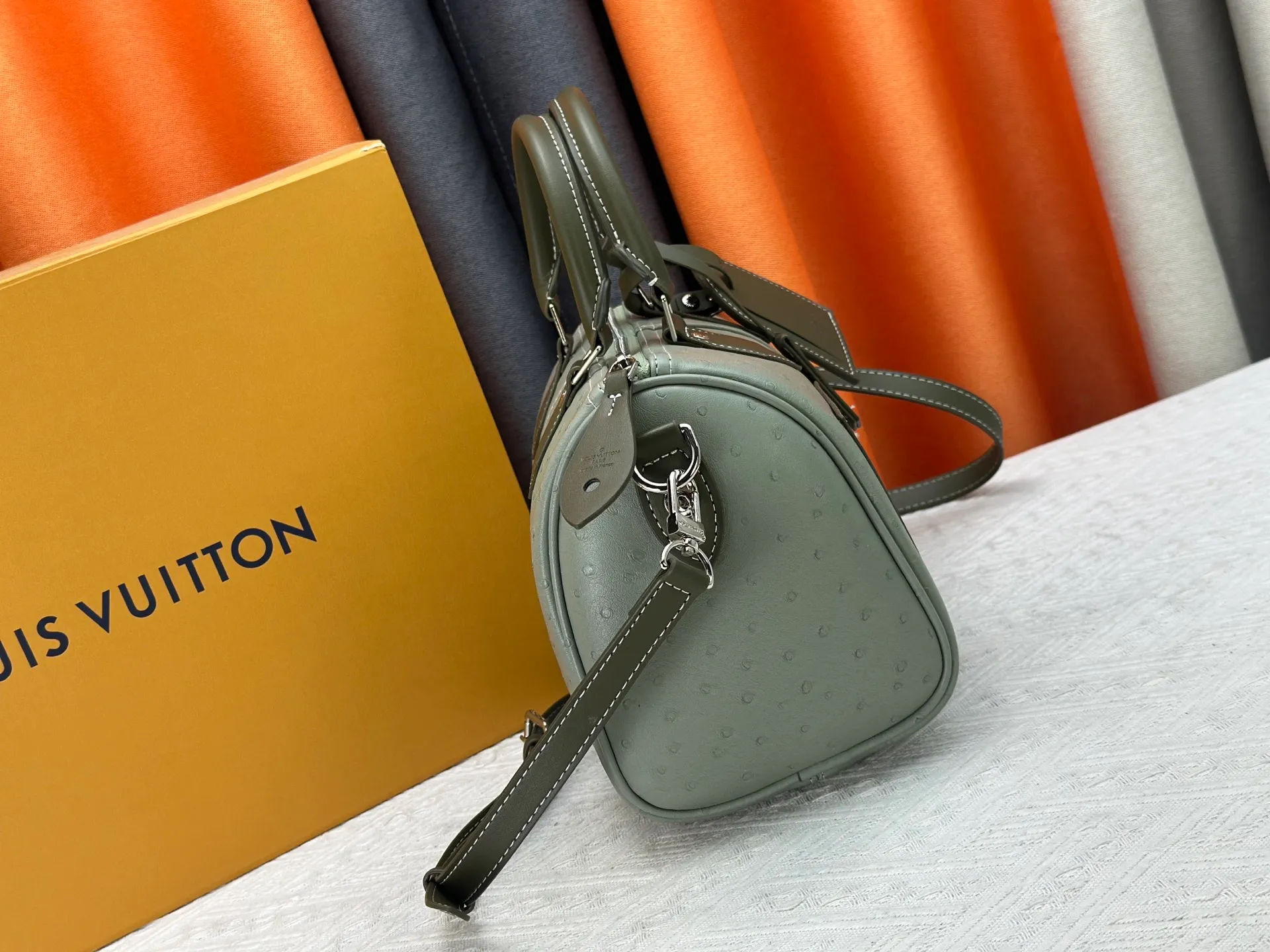 P300 Upgraded original M24420 M24441 M24424 This model has ostrich leather pattern. The Speedy Bandoulière 25 Monogram Leather handbag is made of soft cow leather and uses Monogram pattern to reproduce the elegant look and feel of canvas printing. Dazzling metal hardware, sheepskin lining and nameplate all reflect Creative Director Pharrell Williams' relentless attention to detail. 25x15x15cm (length x height x width)