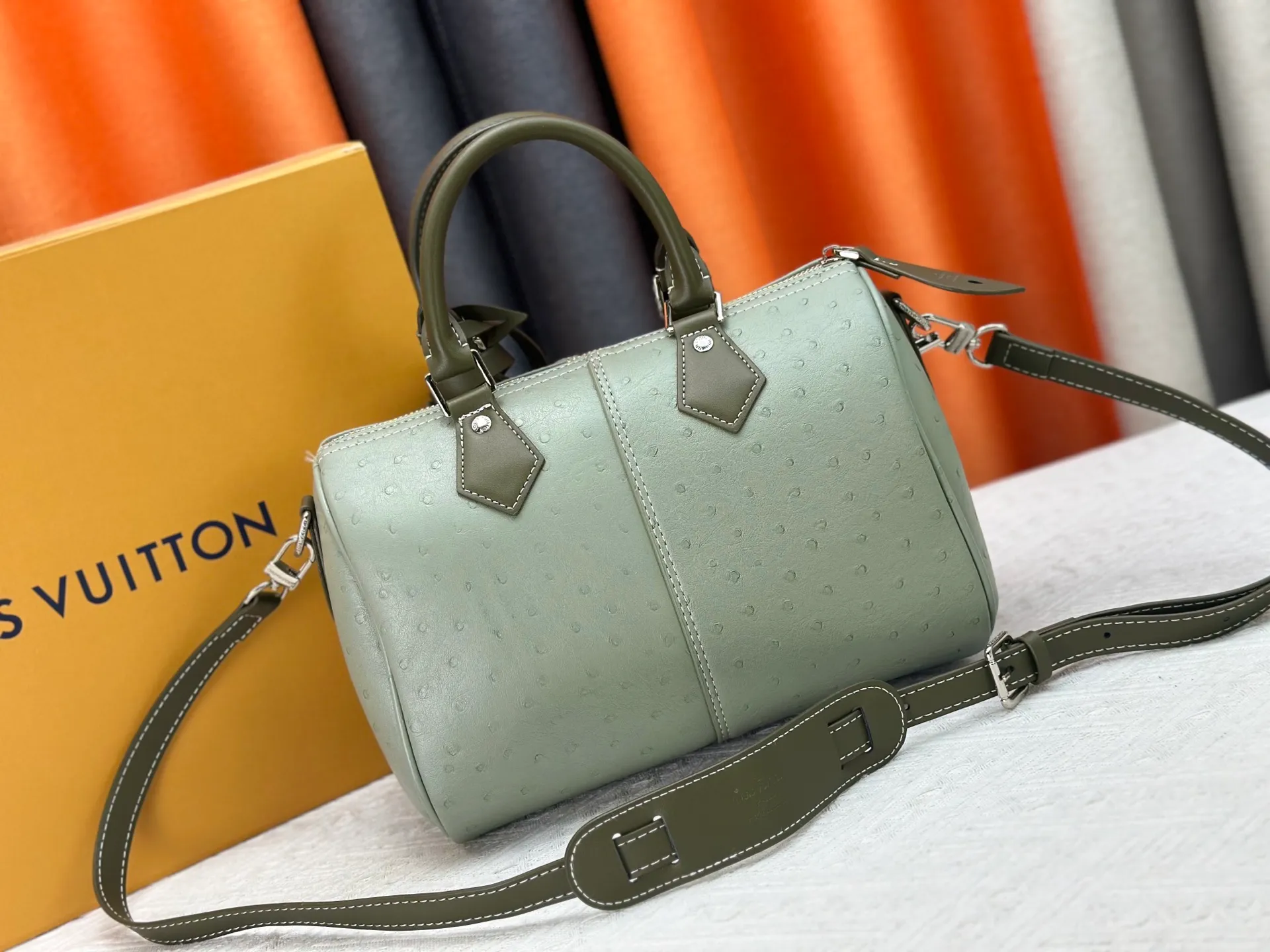 P300 Upgraded original M24420 M24441 M24424 This model has ostrich leather pattern. The Speedy Bandoulière 25 Monogram Leather handbag is made of soft cow leather and uses Monogram pattern to reproduce the elegant look and feel of canvas printing. Dazzling metal hardware, sheepskin lining and nameplate all reflect Creative Director Pharrell Williams' relentless attention to detail. 25x15x15cm (length x height x width)