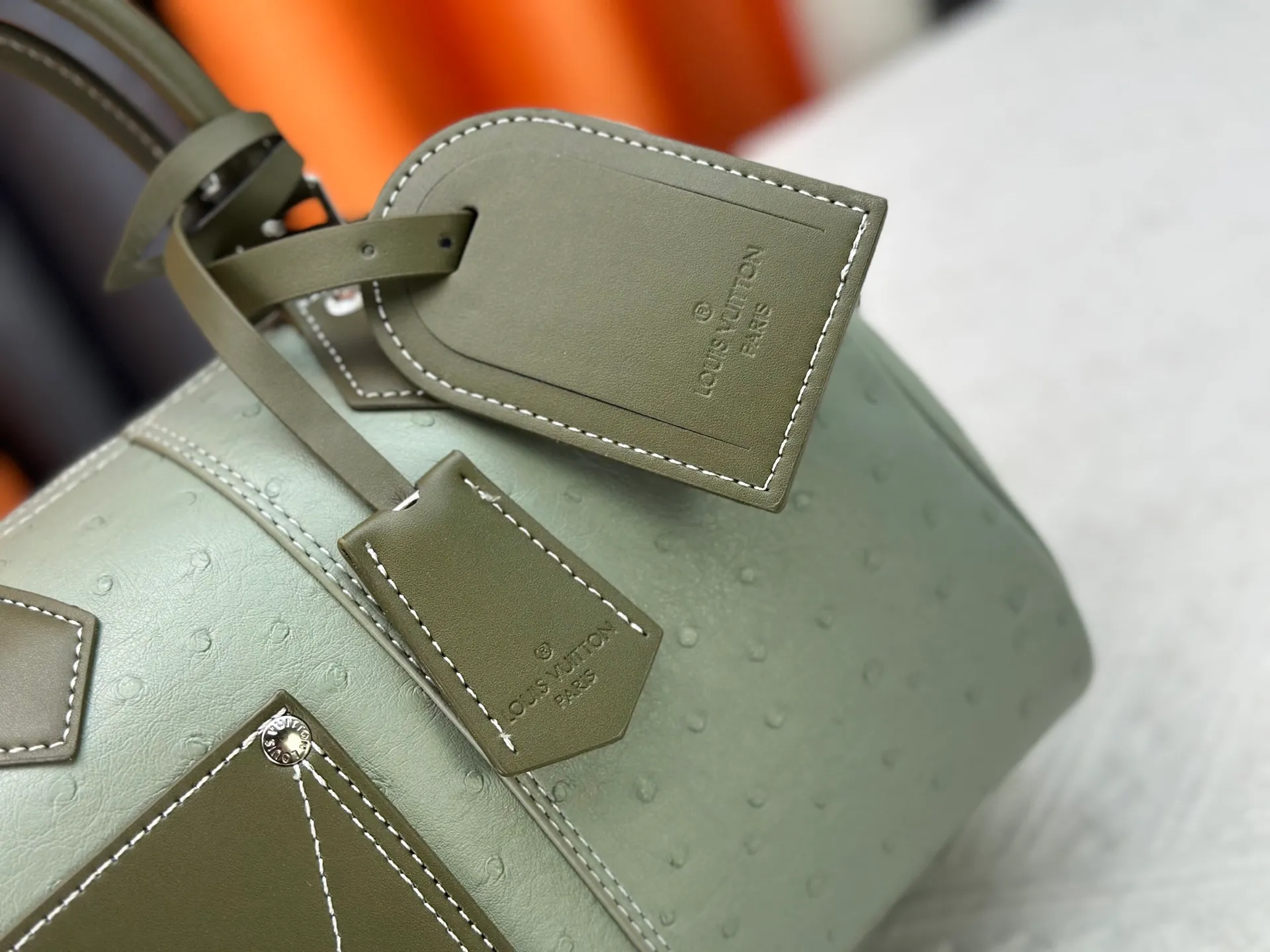 P300 Upgraded original M24420 M24441 M24424 This model has ostrich leather pattern. The Speedy Bandoulière 25 Monogram Leather handbag is made of soft cow leather and uses Monogram pattern to reproduce the elegant look and feel of canvas printing. Dazzling metal hardware, sheepskin lining and nameplate all reflect Creative Director Pharrell Williams' relentless attention to detail. 25x15x15cm (length x height x width)