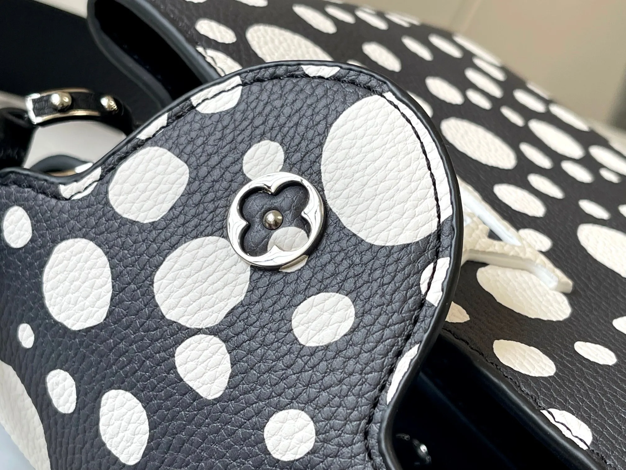 Upgraded version P440 M21663 This LV x YK Capucines small handbag comes from the Louis Vuitton x Yayoi Kusama collaboration series. The renowned Japanese artist has been obsessed with polka dots as a symbol of infinity since childhood, and finds a dazzling expression in supple Taurillon leather decorated with 3D hand-painted polka dot prints. Detailed features 27 x 18 x 9 cm (length x height x width)