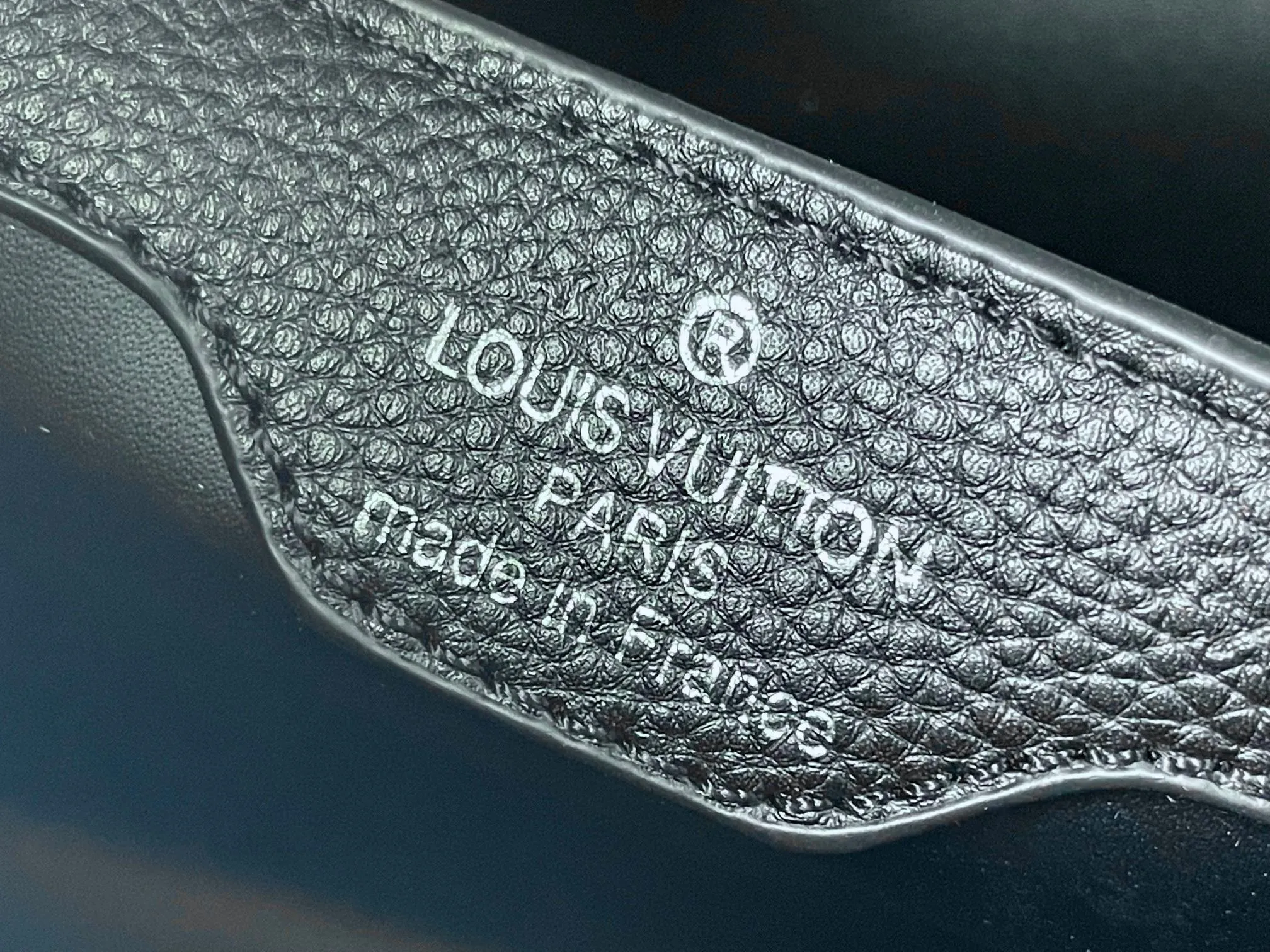 Upgraded version P440 M21663 This LV x YK Capucines small handbag comes from the Louis Vuitton x Yayoi Kusama collaboration series. The renowned Japanese artist has been obsessed with polka dots as a symbol of infinity since childhood, and finds a dazzling expression in supple Taurillon leather decorated with 3D hand-painted polka dot prints. Detailed features 27 x 18 x 9 cm (length x height x width)