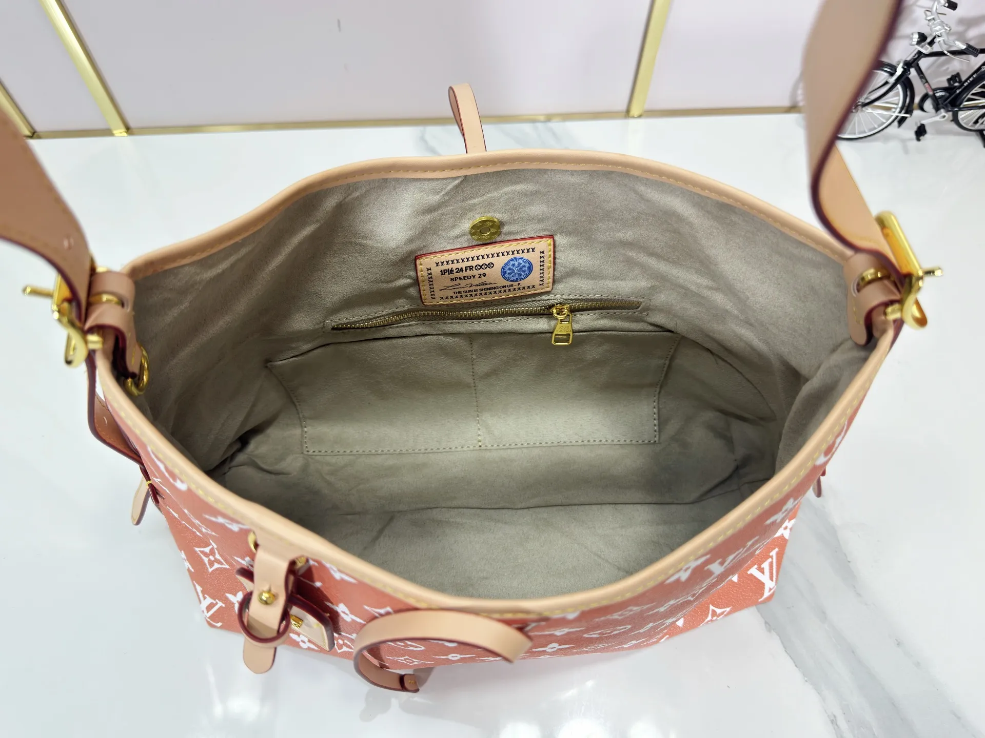 P280 upgraded original M24861 M25143 M46203 M46197 Colorful, legendary CarryAll medium handbag, with Monogram canvas and leather trimming to create a body-fitting design. There's a zipped pocket inside the ample space, and a detachable zipped clutch adds a functional element, with a buckle-adjustable handle. Small size: 29 x 24 x 12 cm