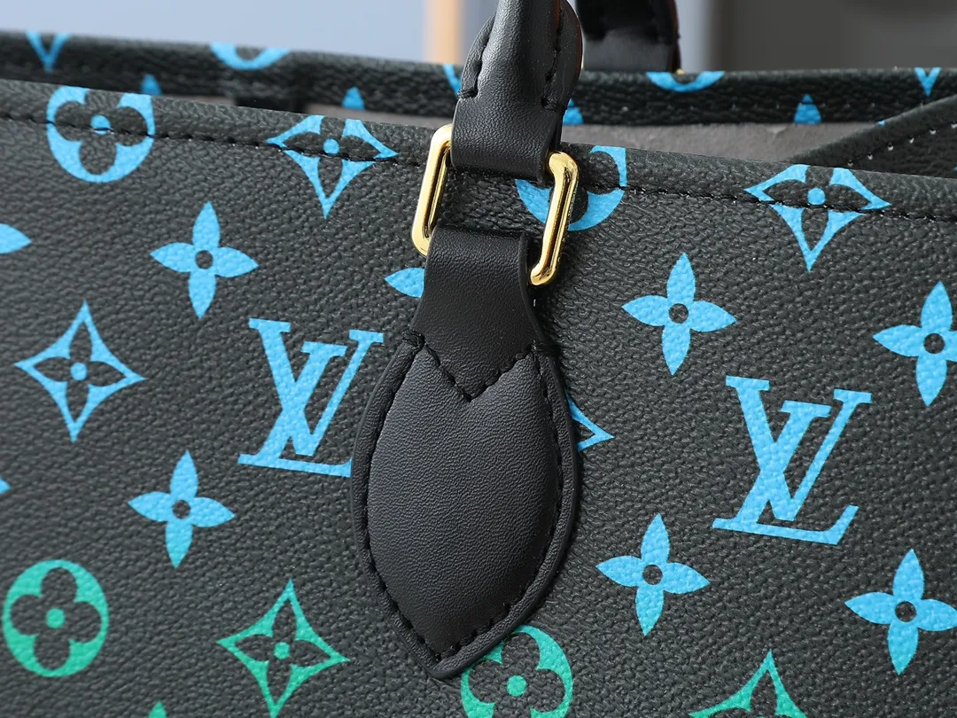 💰260💰Upgraded original version 🔥New style🔥M45039 M45321 M44571 This Onthego medium handbag combines classic Monogram canvas and Monogram Reverse canvas on both sides to present completely different styles. Toron's dual handles and shoulder strap allow for a variety of carrying options. Dimensions: 34.0 x 26.0 x 13.0 cm (length x height x width)