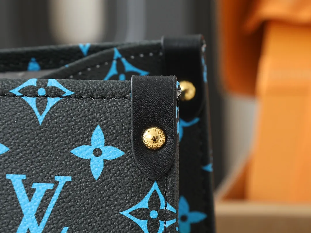💰260💰Upgraded original version 🔥New style🔥M45039 M45321 M44571 This Onthego medium handbag combines classic Monogram canvas and Monogram Reverse canvas on both sides to present completely different styles. Toron's dual handles and shoulder strap allow for a variety of carrying options. Dimensions: 34.0 x 26.0 x 13.0 cm (length x height x width)