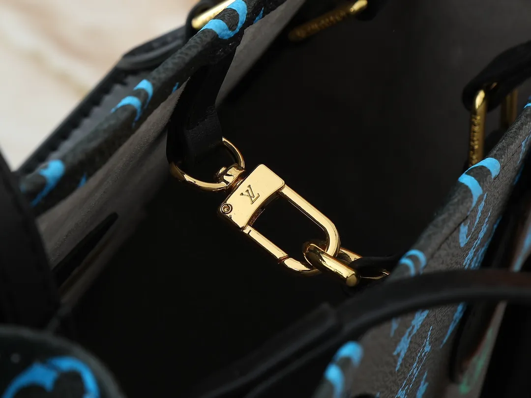 💰260💰Upgraded original version 🔥New style🔥M45039 M45321 M44571 This Onthego medium handbag combines classic Monogram canvas and Monogram Reverse canvas on both sides to present completely different styles. Toron's dual handles and shoulder strap allow for a variety of carrying options. Dimensions: 34.0 x 26.0 x 13.0 cm (length x height x width)