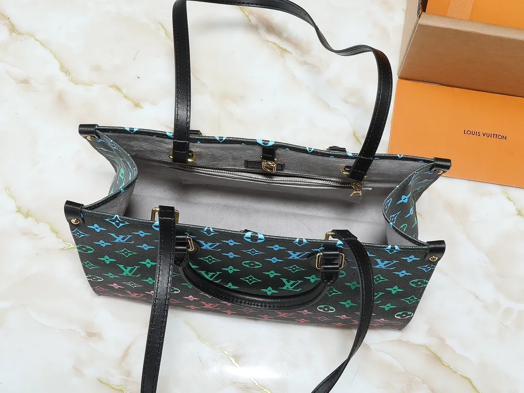 💰260💰Upgraded original version 🔥New style🔥M45039 M45321 M44571 This Onthego medium handbag combines classic Monogram canvas and Monogram Reverse canvas on both sides to present completely different styles. Toron's dual handles and shoulder strap allow for a variety of carrying options. Dimensions: 34.0 x 26.0 x 13.0 cm (length x height x width)