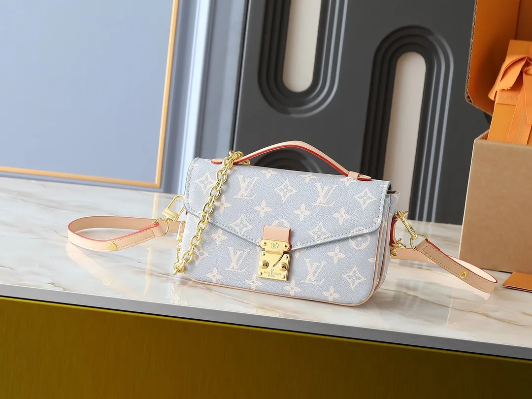 💰240💰Upgraded from the original M12429 M46279. This Pochette Métis East West handbag draws inspiration from the color of the brand's traditional hard trunk. It renders elegant French tones in the iconic Monogram coated canvas, with smooth cowhide trim and S-lock buckle. It matches the 2024 autumn and winter ready-to-wear series. 21.5 x 13.5 x 6.0 cm (length x height x width)