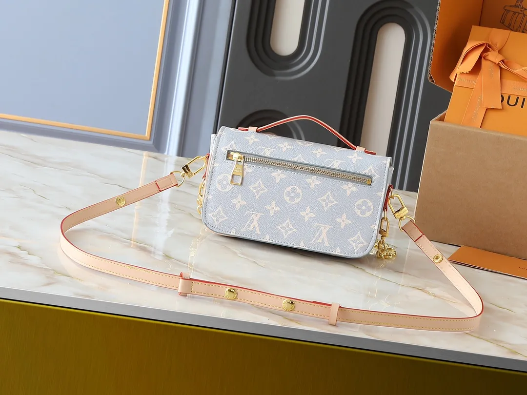 💰240💰Upgraded from the original M12429 M46279. This Pochette Métis East West handbag draws inspiration from the color of the brand's traditional hard trunk. It renders elegant French tones in the iconic Monogram coated canvas, with smooth cowhide trim and S-lock buckle. It matches the 2024 autumn and winter ready-to-wear series. 21.5 x 13.5 x 6.0 cm (length x height x width)