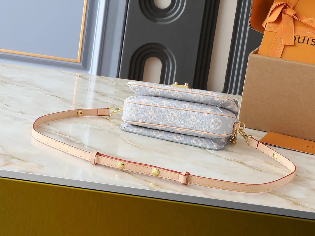 💰240💰Upgraded from the original M12429 M46279. This Pochette Métis East West handbag draws inspiration from the color of the brand's traditional hard trunk. It renders elegant French tones in the iconic Monogram coated canvas, with smooth cowhide trim and S-lock buckle. It matches the 2024 autumn and winter ready-to-wear series. 21.5 x 13.5 x 6.0 cm (length x height x width)