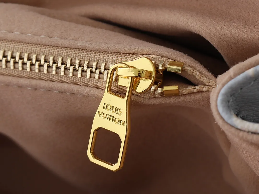 💰240💰Upgraded from the original M12429 M46279. This Pochette Métis East West handbag draws inspiration from the color of the brand's traditional hard trunk. It renders elegant French tones in the iconic Monogram coated canvas, with smooth cowhide trim and S-lock buckle. It matches the 2024 autumn and winter ready-to-wear series. 21.5 x 13.5 x 6.0 cm (length x height x width)