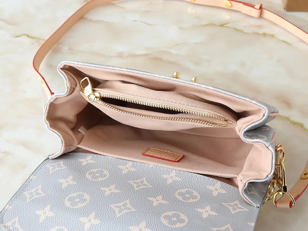 💰240💰Upgraded from the original M12429 M46279. This Pochette Métis East West handbag draws inspiration from the color of the brand's traditional hard trunk. It renders elegant French tones in the iconic Monogram coated canvas, with smooth cowhide trim and S-lock buckle. It matches the 2024 autumn and winter ready-to-wear series. 21.5 x 13.5 x 6.0 cm (length x height x width)