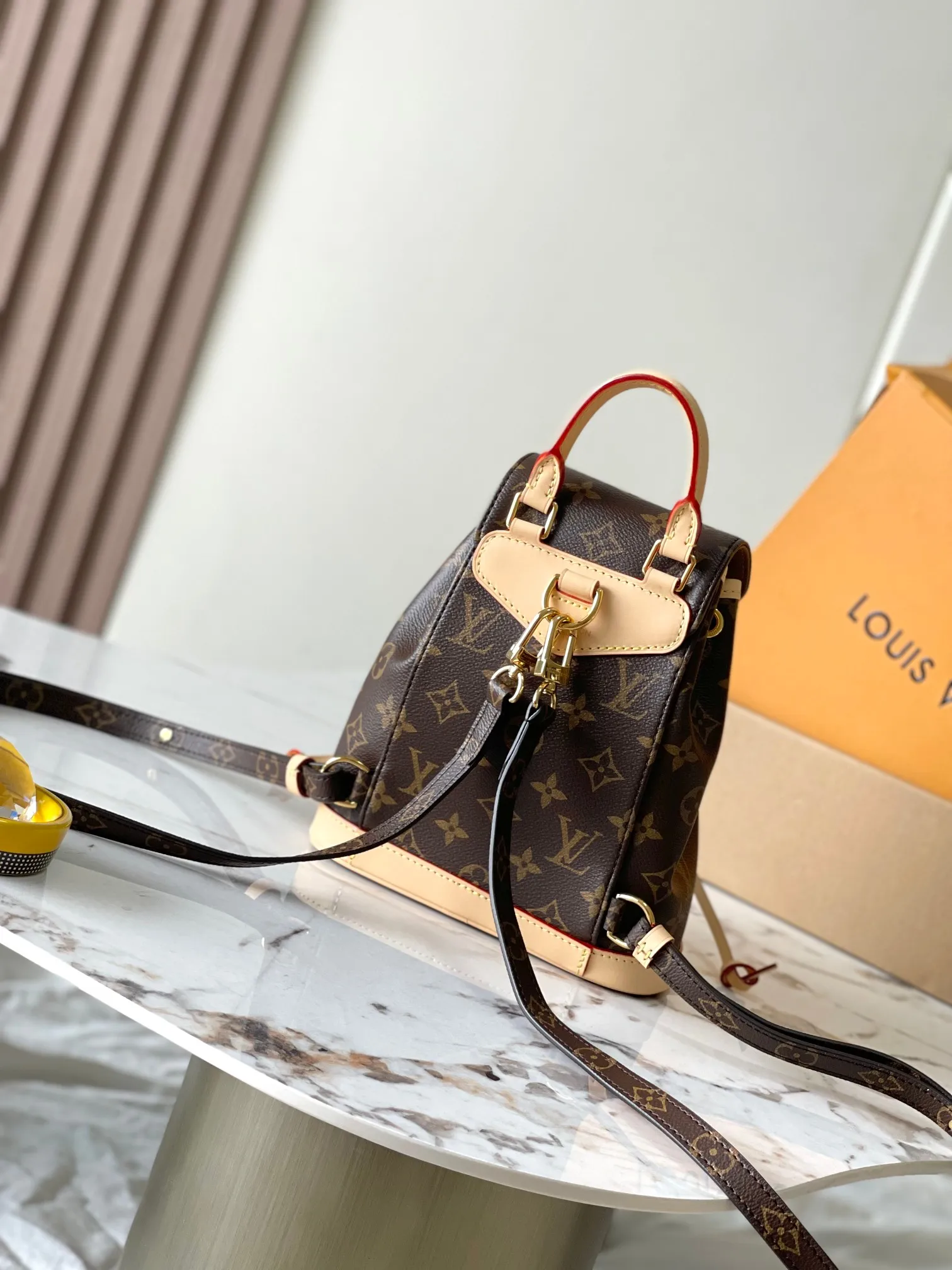 p1840 [Special grade MB original leather] Montsouris Mini presbyopic backpack Model: M11199 presbyopic dynamic chip Material: A-grade all-steel hardware, imported original fabric Packaging: full set of original duty-free MB packaging Size: 24*25*12CM