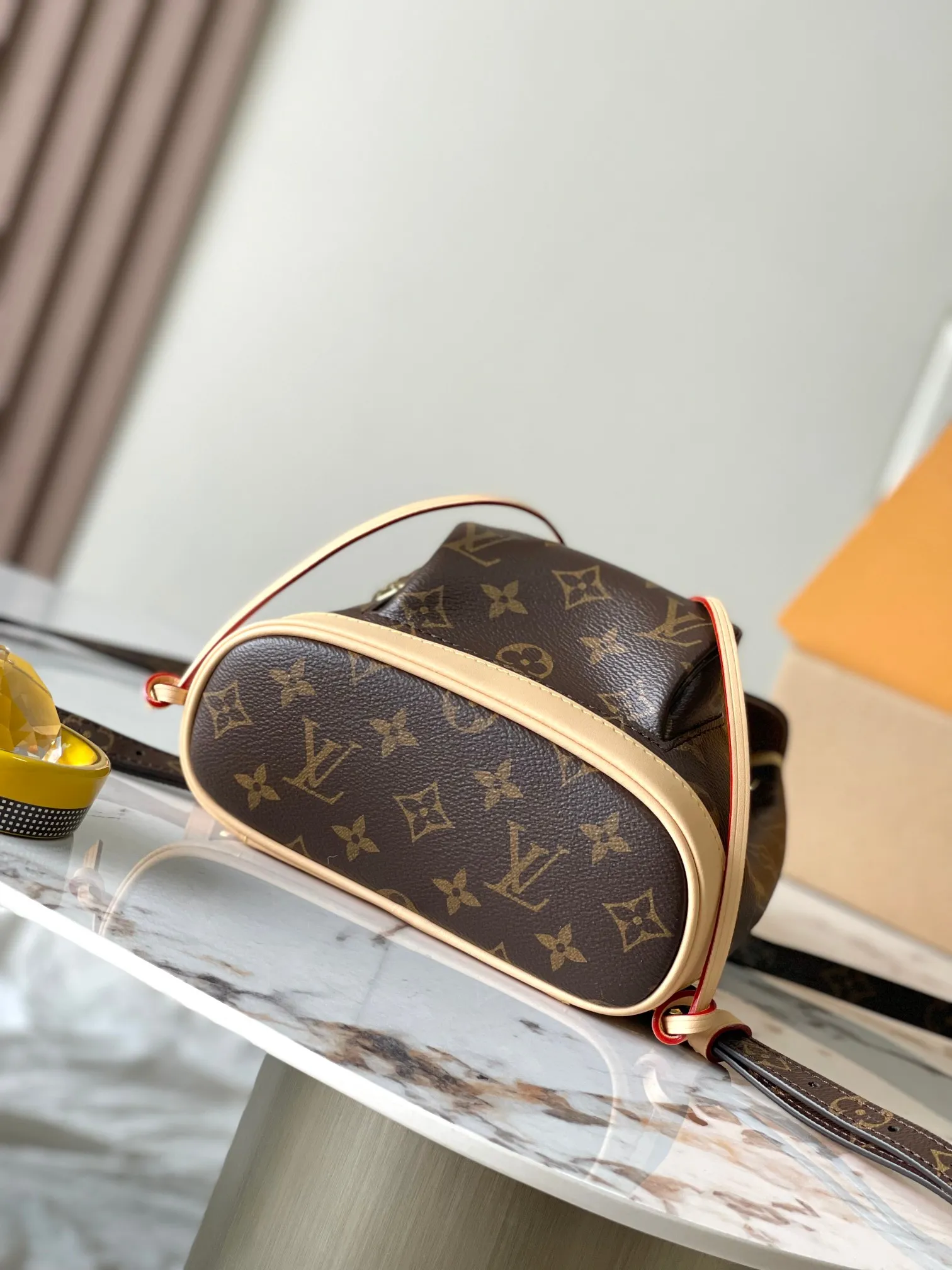 p1840 [Special grade MB original leather] Montsouris Mini presbyopic backpack Model: M11199 presbyopic dynamic chip Material: A-grade all-steel hardware, imported original fabric Packaging: full set of original duty-free MB packaging Size: 24*25*12CM