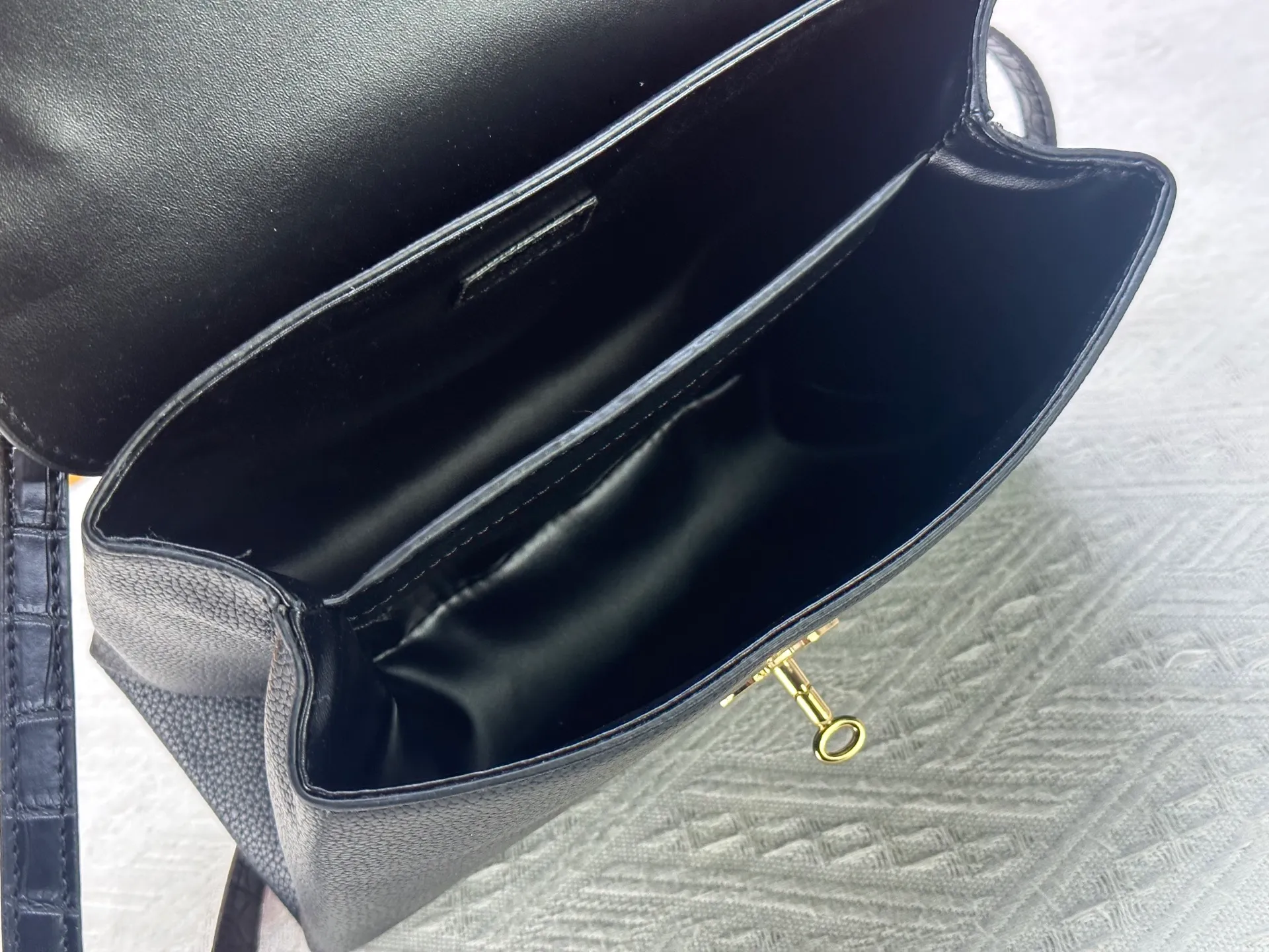 P300 M80527 N82033.N98925 Crocodile black N98928.N80432 Crocodile pink N99017 Crocodile gray N84714 Himalayan N86012 black with crocodile Rose des Vents small handbag is made of smooth and grained calfskin to outline elegant lines, embellished with golden LV padlocks to shine. Clever use of the top handle and detachable and adjustable shoulder strap create an elegant elbow or practical cross-body style for everyday travel. Medium size Length 27 Width 11 Height 19