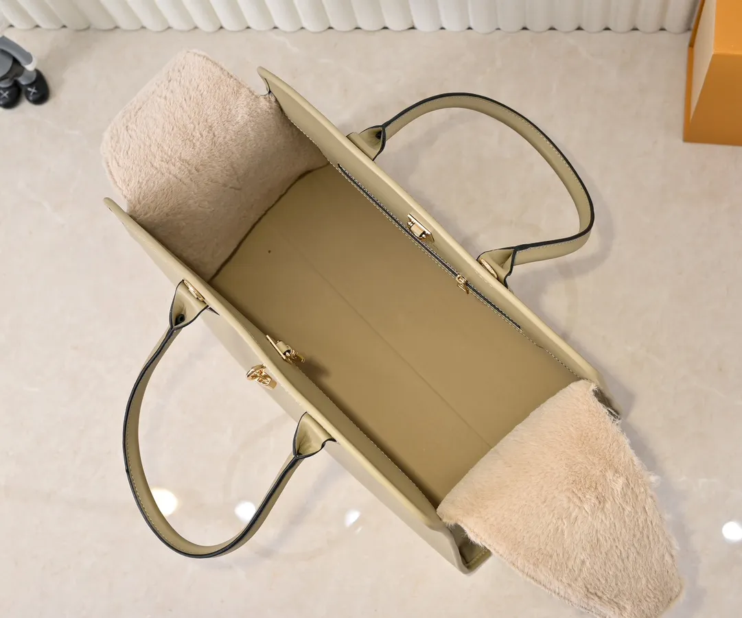 Batch 💰Small 380 💰Large 200 Furry M12005 M12556 M12337 This large City Steamer handbag draws inspiration from the design of luggage built for cruise ships in 1901, making its eye-catching appearance at the 2024 autumn and winter ready-to-wear show. Grained Millesime leather and shearling leather trims add seasonal flair, an embossed padlock and hot-stamped LV Circle logo add a modern twist, and a removable Monogram storage bag makes it easy to store valuables. Size: large size 35x42x21cm, small size 30x36x17