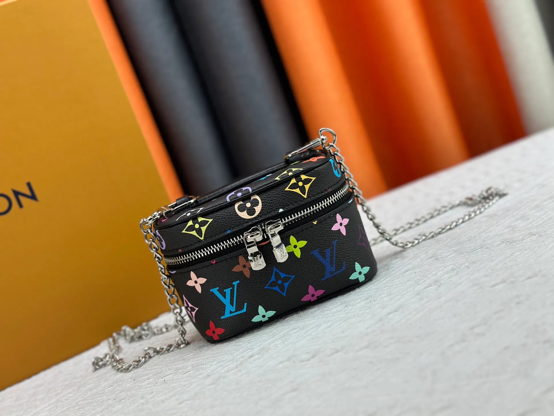 P220 Upgraded original M13747 M44495 M42265 M44936 M42263 lv Murakami Nice mini Nano cosmetic bag with Monogram printing and 33 colorful colors. In 2025, Murakami and LV jointly launched the white tricolor and black tricolor twelve pieces, which are very popular around the world and are loved by celebrities and celebrities. Dimensions: 14 x 10.2 x 8.5 (LxHxW)