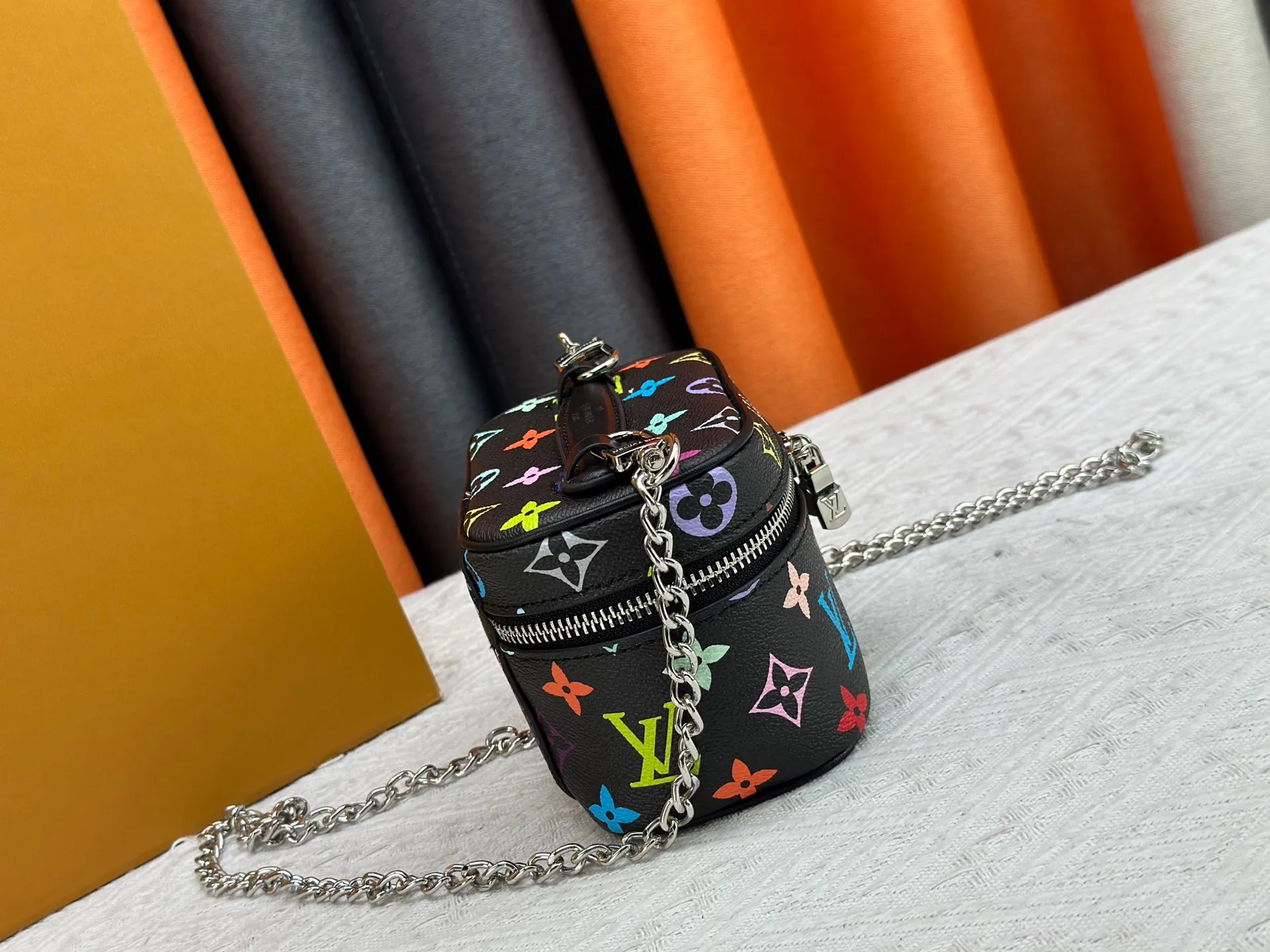 P220 Upgraded original M13747 M44495 M42265 M44936 M42263 lv Murakami Nice mini Nano cosmetic bag with Monogram printing and 33 colorful colors. In 2025, Murakami and LV jointly launched the white tricolor and black tricolor twelve pieces, which are very popular around the world and are loved by celebrities and celebrities. Dimensions: 14 x 10.2 x 8.5 (LxHxW)