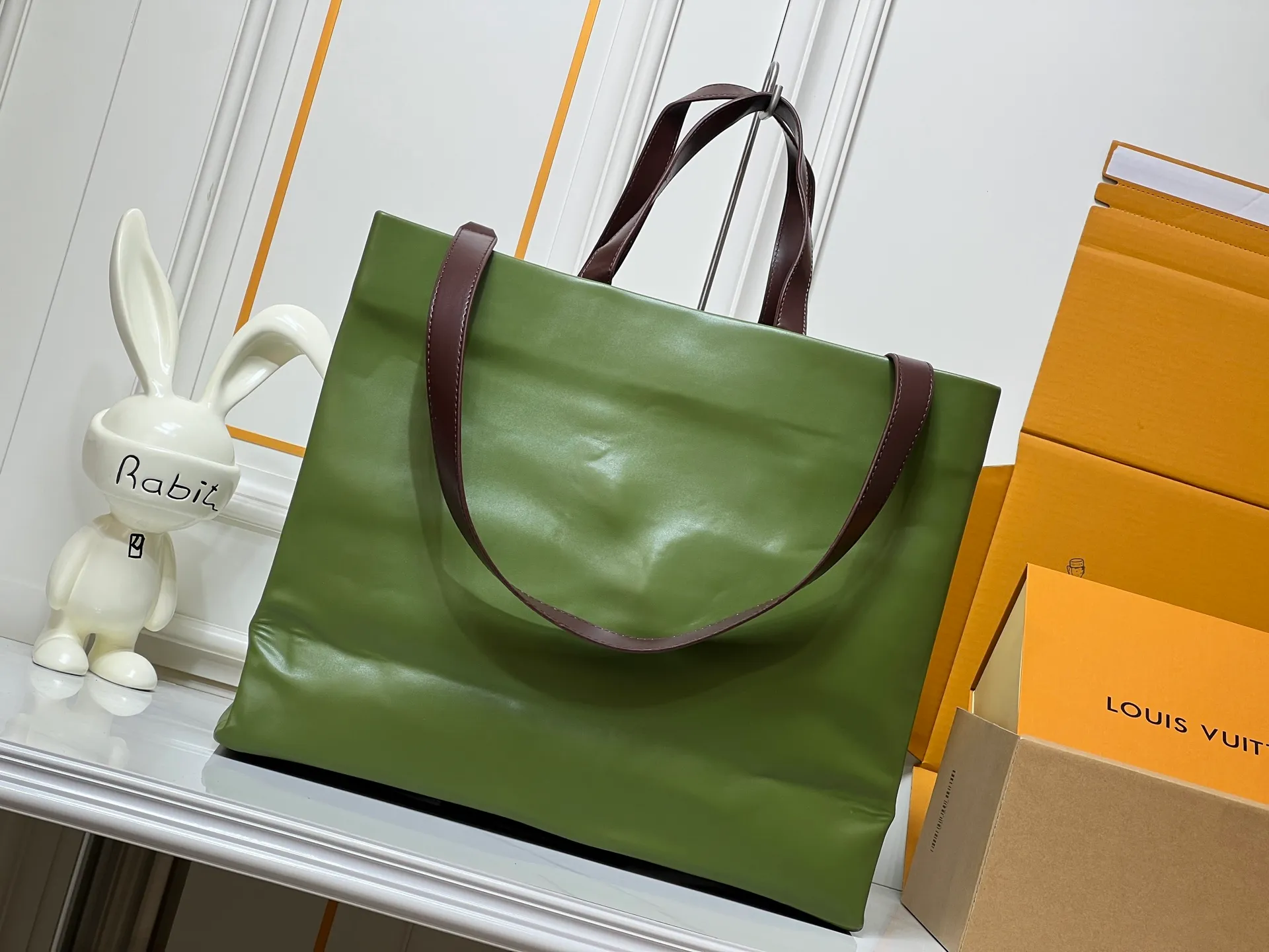 Batch 320💰M24457 Black Orange Blue Green Gray Presbyopia Plaid Black Crocodile Orange Crocodile Pattern 9 Colors ✔️ This Shopper medium handbag draws inspiration from Louis Vuitton shopping bags, with the words Louis Vuitton and Maison Fondée En 1854 written on soft cow leather, with a top handle and a detachable shoulder strap. Size: 40x32x16cm