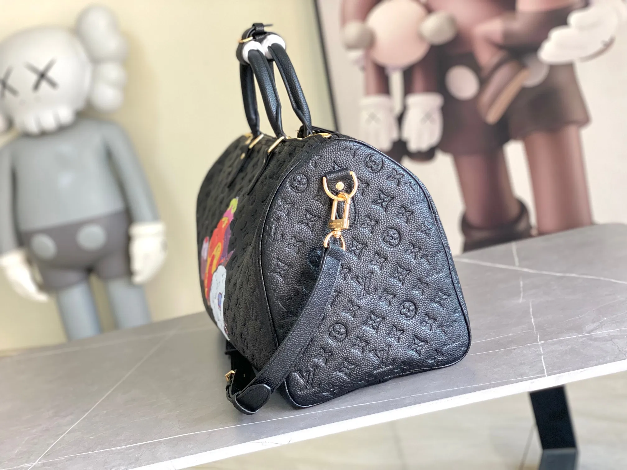 💰1560 (top layer leather) top original order M13761 KEEPALL BANDOULIÈRE 45 travel bag This Keepall Bandoulière 45 travel bag is painted with doll graffiti on the leather surface, giving it a high-end feel. The Vuitton logo is also embossed, and the black embossed letters are screen-printed travel bagoo [handshake] [handshake] with top handles, side straps and name tags. Detailed feature size 45X27X20