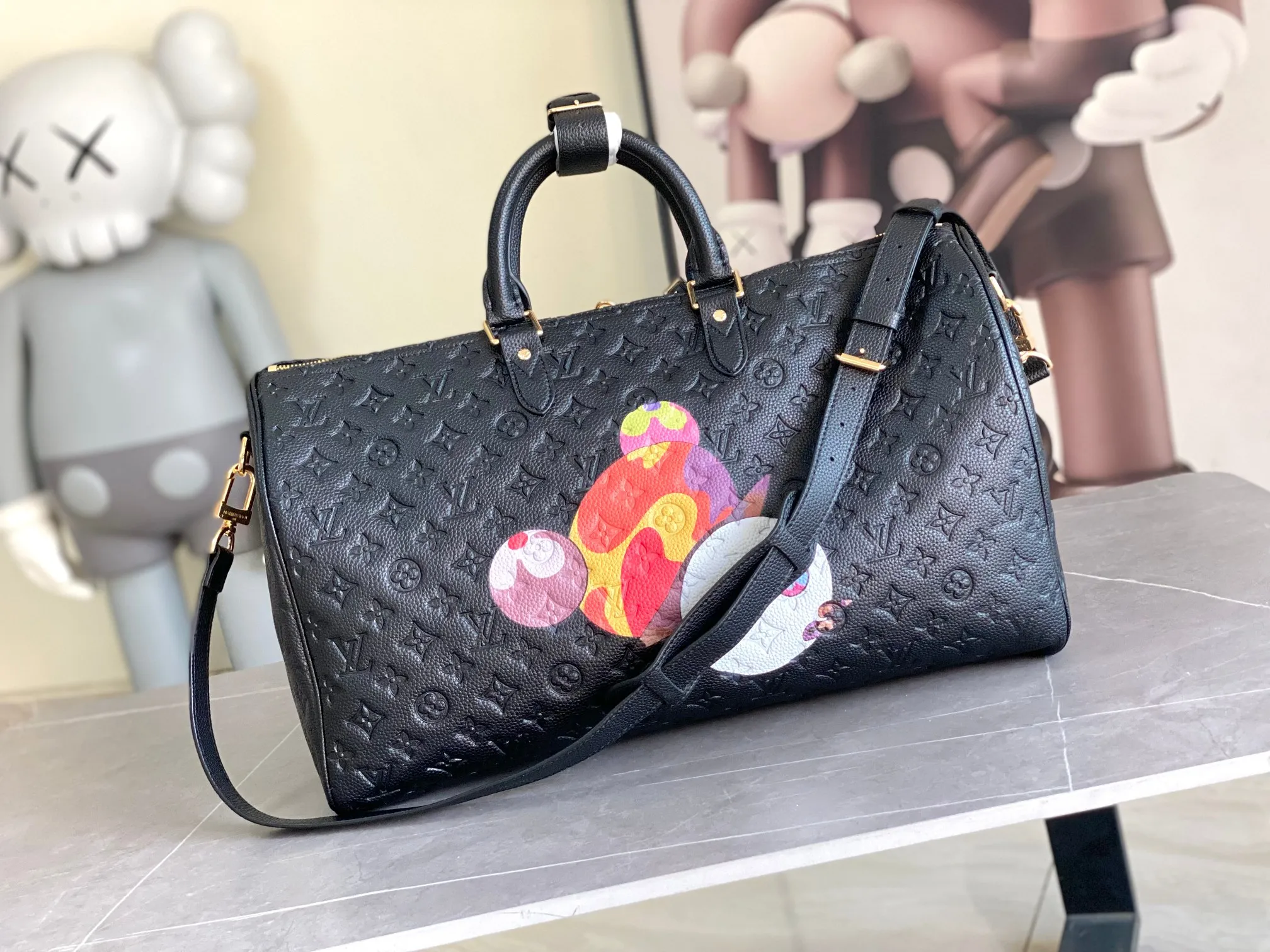💰1560 (top layer leather) top original order M13761 KEEPALL BANDOULIÈRE 45 travel bag This Keepall Bandoulière 45 travel bag is painted with doll graffiti on the leather surface, giving it a high-end feel. The Vuitton logo is also embossed, and the black embossed letters are screen-printed travel bagoo [handshake] [handshake] with top handles, side straps and name tags. Detailed feature size 45X27X20