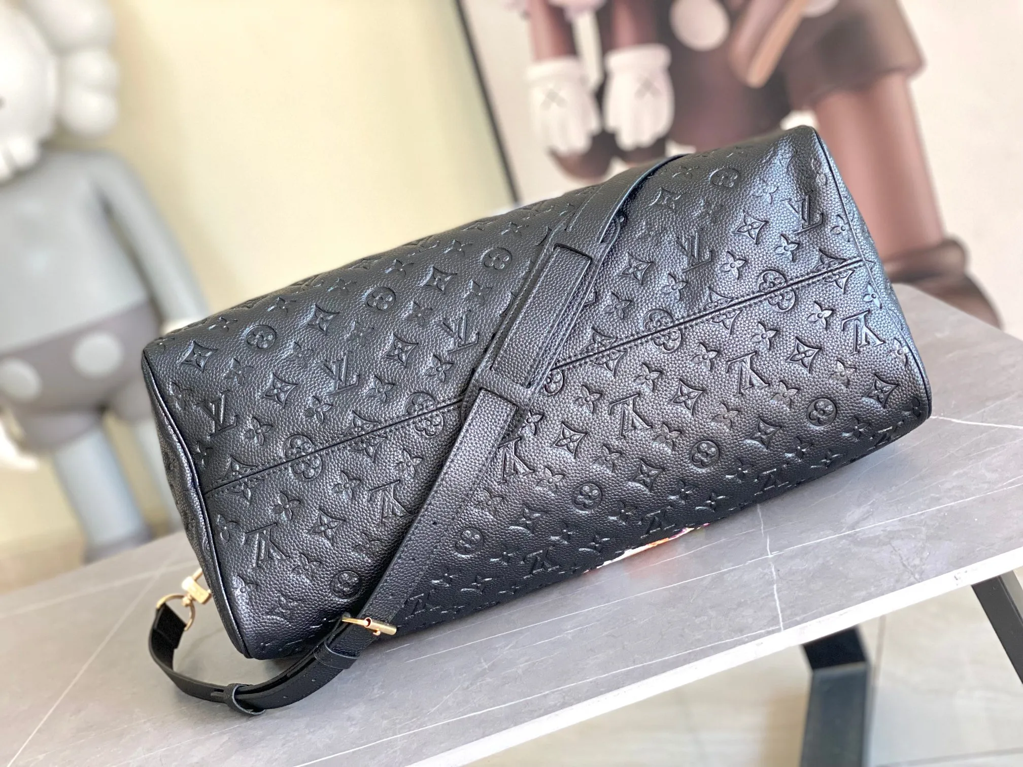 💰1560 (top layer leather) top original order M13761 KEEPALL BANDOULIÈRE 45 travel bag This Keepall Bandoulière 45 travel bag is painted with doll graffiti on the leather surface, giving it a high-end feel. The Vuitton logo is also embossed, and the black embossed letters are screen-printed travel bagoo [handshake] [handshake] with top handles, side straps and name tags. Detailed feature size 45X27X20