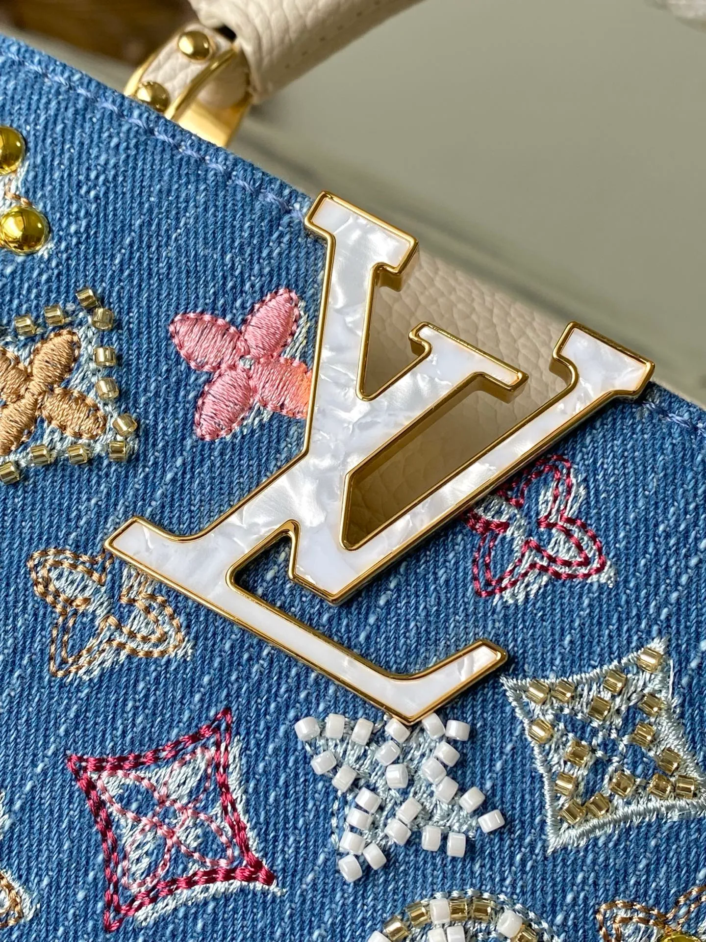 💰2700 (Special Grade Original Leather) M12947 White Leather Denim Mini This Capucines mini handbag is made of Monogram denim embroidered with beads and decorative threads, with LV letters and woven chains infused with a metallic edge, and decorated with contrasting leather trim. The flip cover can be placed externally or internally, and the neat inner layer and multiple carrying methods complete the functional details. Dimensions: 21 × 13.6 × 8 cm