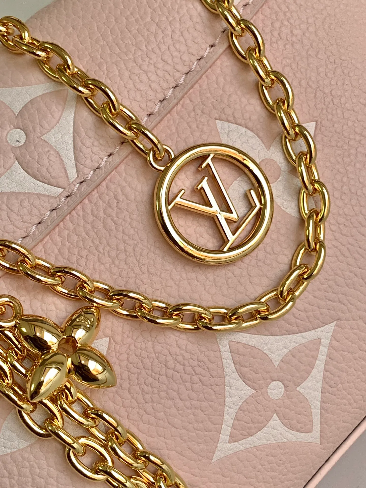 💰840 (top layer leather) top original order, transcoding chip M13796 pink M12145 white M12144 black M12211 blue This Nano Madeleine is made of Monogram Empreinte leather and returns to the new season with elegant two-tone colors. The neat inner layer includes patch pockets and card slots, adding functional design to the compact design. Yingze S-Lock buckle and detachable chain strap mark the brand identity.  12.5 x 6 x 21 cm (H x W x L) Embossed grained cowhide Leather trim Textile lining Metal hardware Patch pocket with card compartment Main accordion compartment S-Lock closure Holds a 6.7" smartphone, Lou wallet, keys and headphones Chain: Z06 Chain half length: 55.0 cm Handle: Single handle