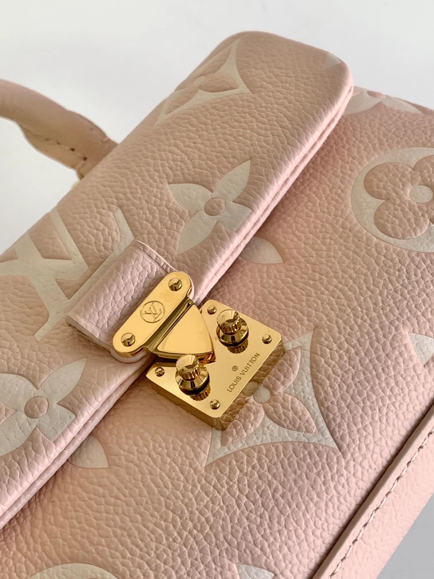 💰840 (top layer leather) top original order, transcoding chip M13796 pink M12145 white M12144 black M12211 blue This Nano Madeleine is made of Monogram Empreinte leather and returns to the new season with elegant two-tone colors. The neat inner layer includes patch pockets and card slots, adding functional design to the compact design. Yingze S-Lock buckle and detachable chain strap mark the brand identity.  12.5 x 6 x 21 cm (H x W x L) Embossed grained cowhide Leather trim Textile lining Metal hardware Patch pocket with card compartment Main accordion compartment S-Lock closure Holds a 6.7" smartphone, Lou wallet, keys and headphones Chain: Z06 Chain half length: 55.0 cm Handle: Single handle