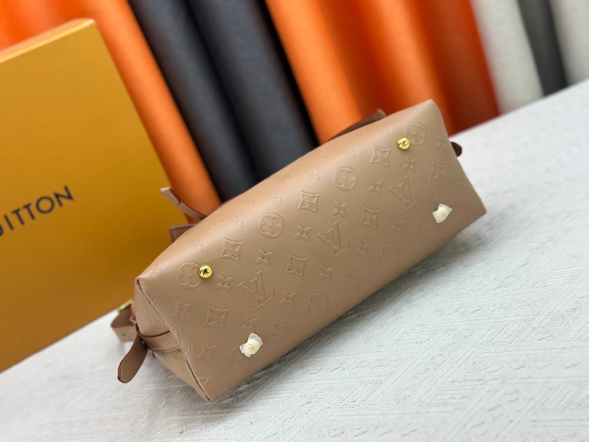 P260 Upgraded original [CarryAll small handbag] M46289 M46288 M46293 M46203 small handbag is made of Monogram canvas and leather trim, making it a personal companion for urban life. The generous construction has a neat interior and a large interior pocket adds a functional element. Monogram canvas zippered clutch secured with leather strap. Dimensions: Small 29x24x12 cm