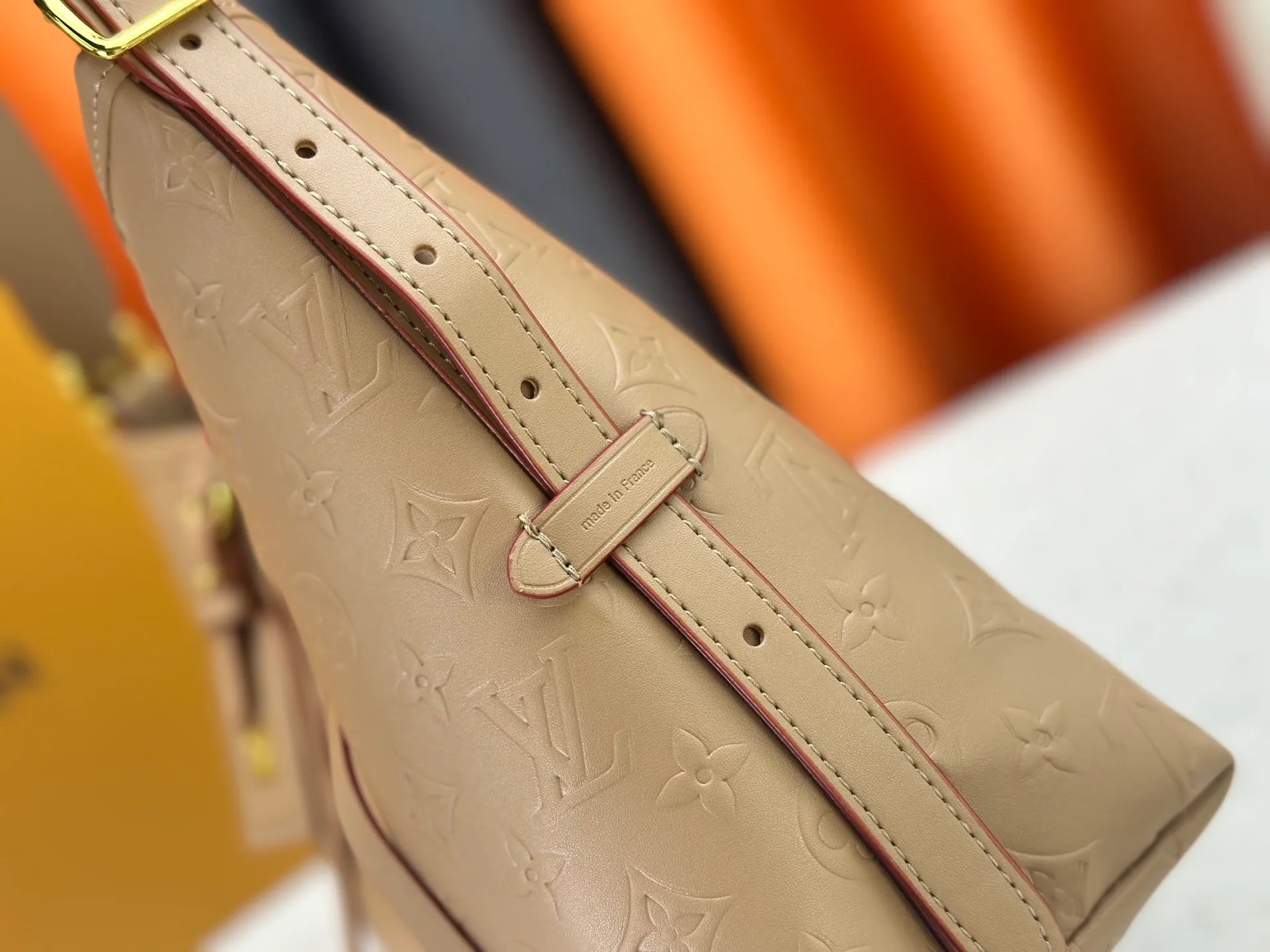 P260 Upgraded original [CarryAll small handbag] M46289 M46288 M46293 M46203 small handbag is made of Monogram canvas and leather trim, making it a personal companion for urban life. The generous construction has a neat interior and a large interior pocket adds a functional element. Monogram canvas zippered clutch secured with leather strap. Dimensions: Small 29x24x12 cm