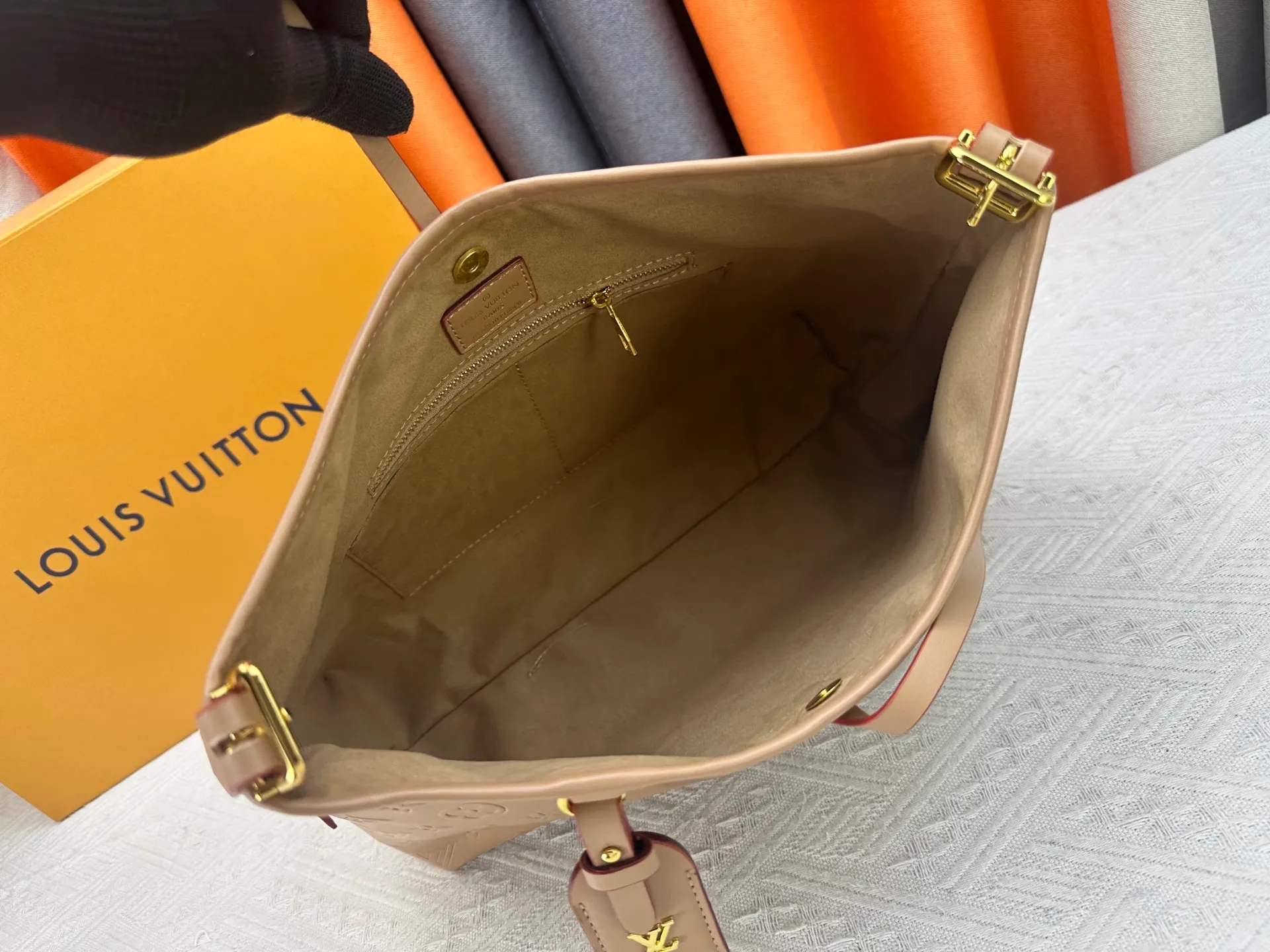 P260 Upgraded original [CarryAll small handbag] M46289 M46288 M46293 M46203 small handbag is made of Monogram canvas and leather trim, making it a personal companion for urban life. The generous construction has a neat interior and a large interior pocket adds a functional element. Monogram canvas zippered clutch secured with leather strap. Dimensions: Small 29x24x12 cm