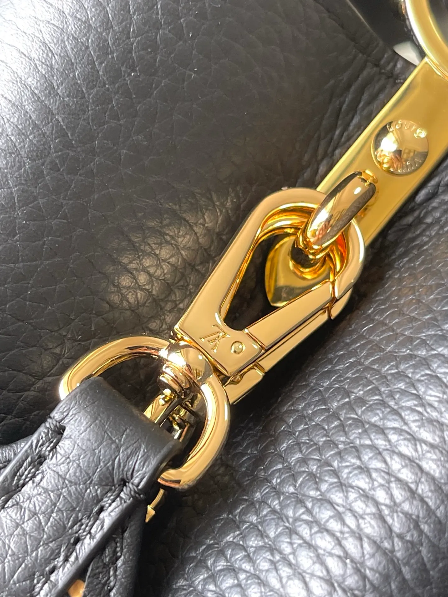 💰2540 "Special Grade Original Leather" M13878 Small Size Black with Three Colors Reinterpreting this season's signature in the X Murakami series showing light charm, displaying Haus's iconic Capucine handbag Torion leather material symbolic initials detachable chain strap decorated with Monogram flowers Japanese artist Takashi Murakami's unique super flat style reflects the cheerful panda character and other golden hardware Multi-color Monogram pattern with vibrant dots added to the strap and lining Size: 27 * 18 * 9 CM