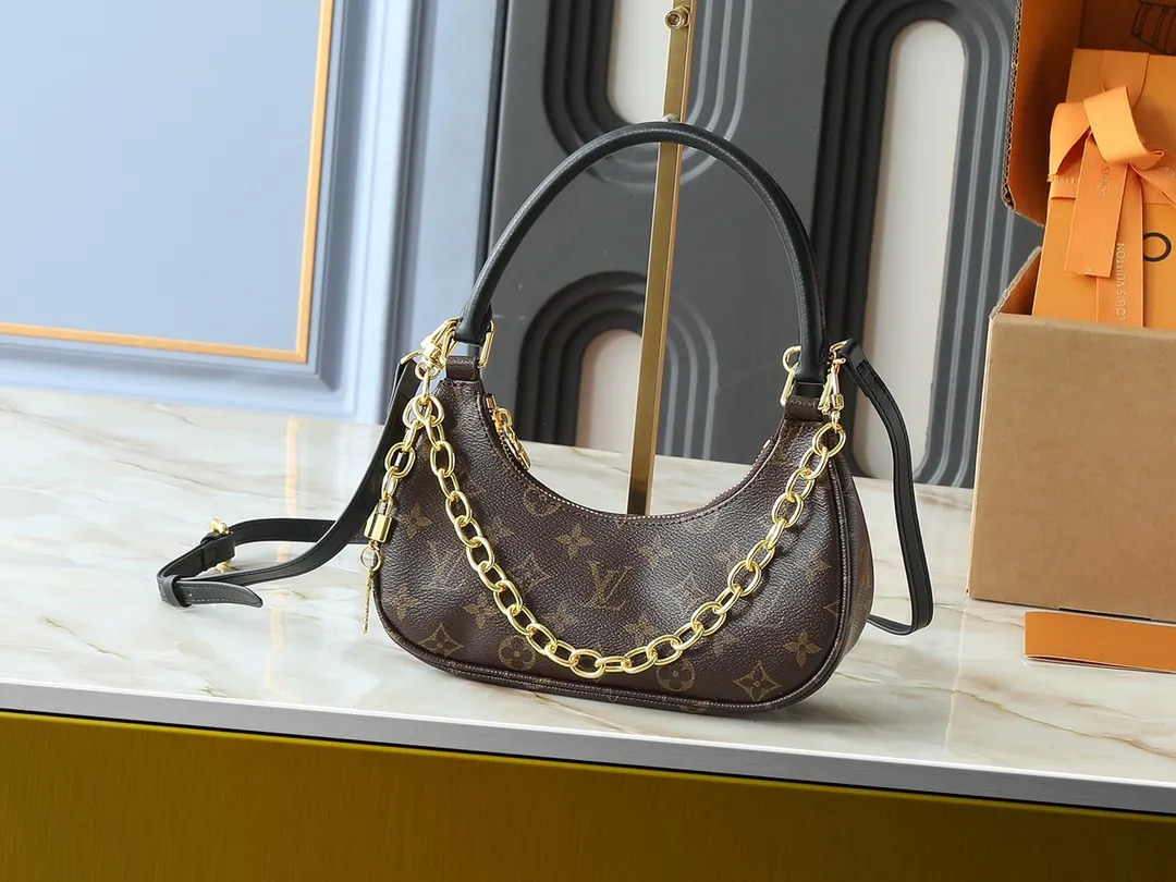 💰240💰Upgraded from the original M25223, this small Catchy handbag is made of canvas and trimmed with cow leather, and uses the classic Monogram pattern to pay tribute to the brand's tradition, making it another smart choice. The neat structure makes it easy to carry your daily needs. The double-sided sliding straps make it easy to adjust the contours of the bag. The detachable metal chain complements the key-shaped decoration. Dimensions: 24.0 x 10.0 x 6.0 cm (length x height x width)