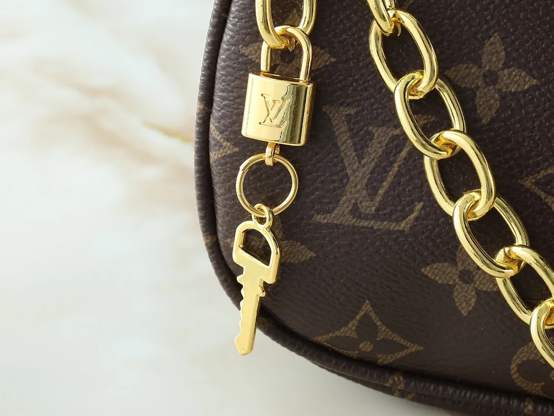 💰240💰Upgraded from the original M25223, this small Catchy handbag is made of canvas and trimmed with cow leather, and uses the classic Monogram pattern to pay tribute to the brand's tradition, making it another smart choice. The neat structure makes it easy to carry your daily needs. The double-sided sliding straps make it easy to adjust the contours of the bag. The detachable metal chain complements the key-shaped decoration. Dimensions: 24.0 x 10.0 x 6.0 cm (length x height x width)