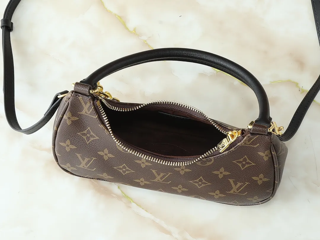 💰240💰Upgraded from the original M25223, this small Catchy handbag is made of canvas and trimmed with cow leather, and uses the classic Monogram pattern to pay tribute to the brand's tradition, making it another smart choice. The neat structure makes it easy to carry your daily needs. The double-sided sliding straps make it easy to adjust the contours of the bag. The detachable metal chain complements the key-shaped decoration. Dimensions: 24.0 x 10.0 x 6.0 cm (length x height x width)
