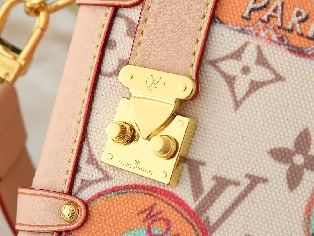 💰300💰Upgraded from the original M14606 M46358. This Side Trunk medium handbag is from the Flight Mode series, giving the Monogram Dune canvas a retro look. The lightweight structure is embellished with a collage-effect label, the dazzling aircraft charm and the classic key bag are rich in details, and the cowhide leather trim pays tribute to the brand's trunk-making heritage. Dimensions: 23.5 x 16.0 x 8.5 cm (length x height x width)