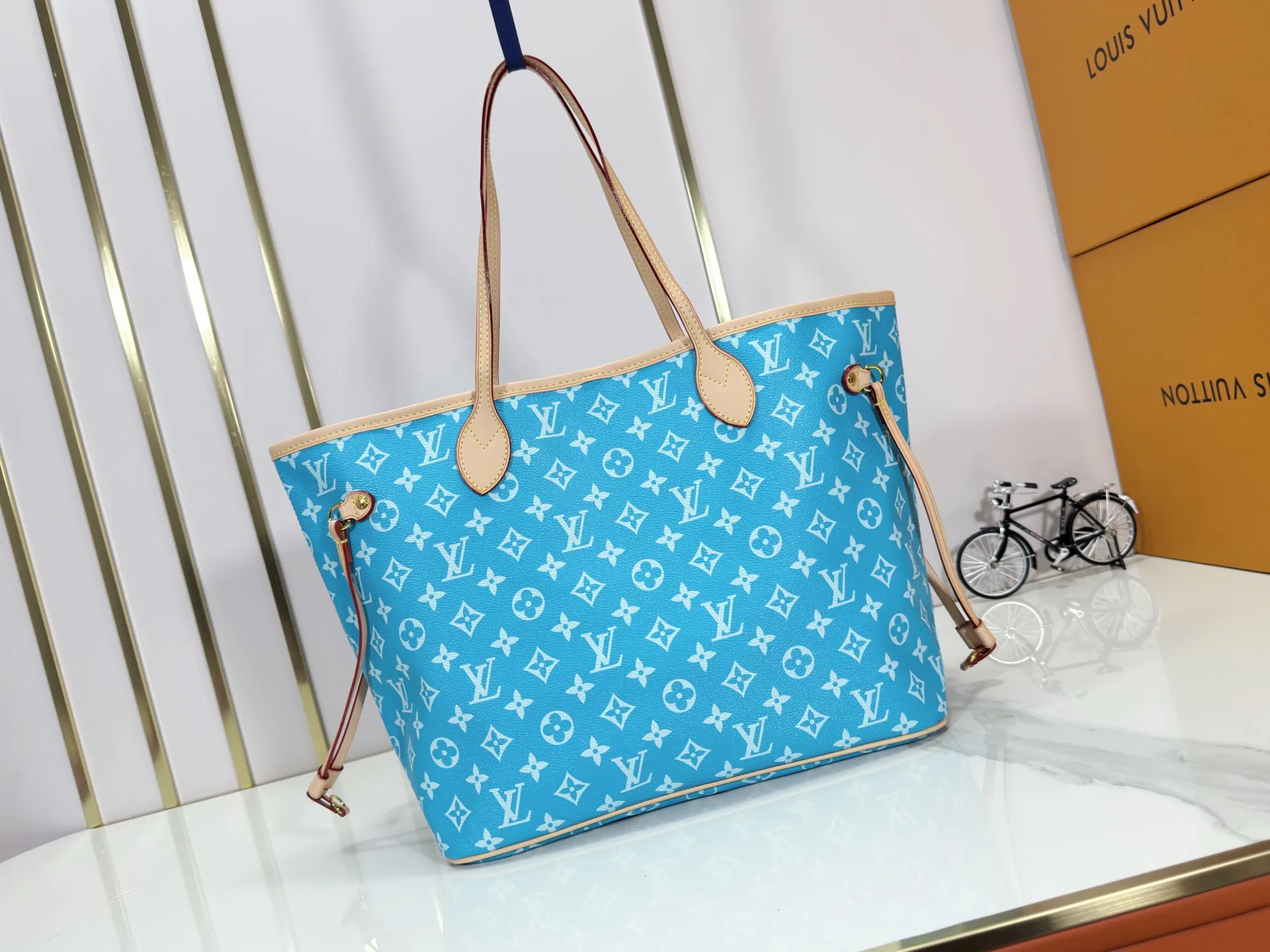 P280 Upgraded Original M40995 The legendary Neverfull bag always meets your every handbag need. It has a large capacity but is not bulky. It is stiff and soft to the touch, making it suitable for home and travel. Tighten the side ties and it instantly transforms into a stylish urban handbag. Loosen the straps and it transforms into a chic and practical handbag. The slender leather handle can be carried over the shoulder or between the arms. The model shown here is made of Damier Ebène canvas. Dimensions: 31.0 x 28.0 x 14.0 cm