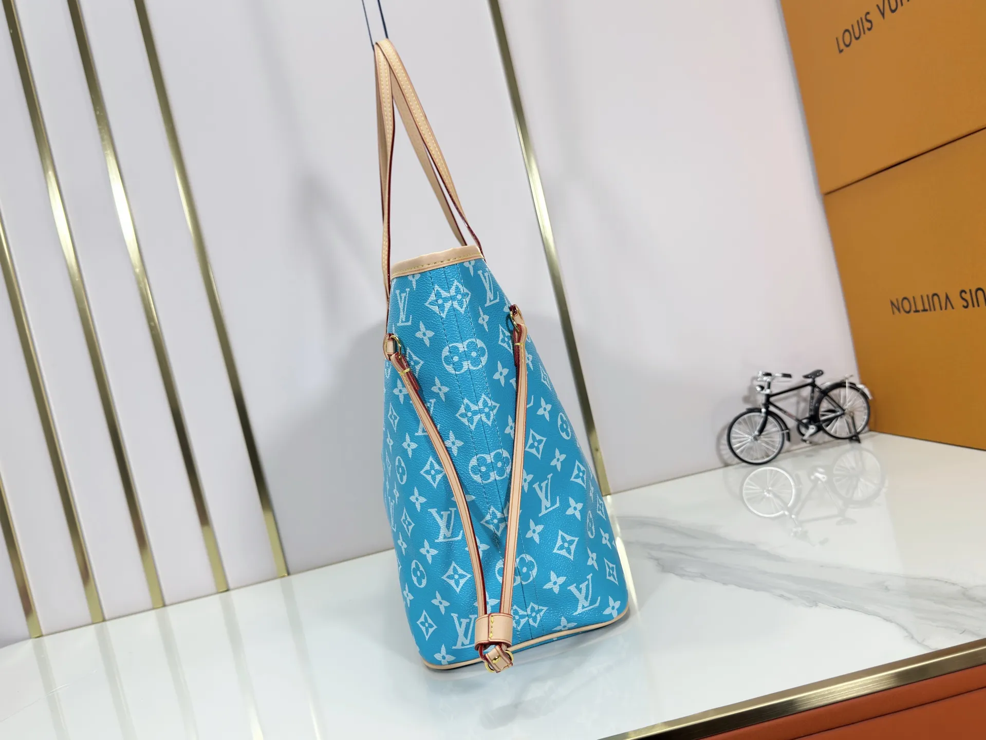 P280 Upgraded Original M40995 The legendary Neverfull bag always meets your every handbag need. It has a large capacity but is not bulky. It is stiff and soft to the touch, making it suitable for home and travel. Tighten the side ties and it instantly transforms into a stylish urban handbag. Loosen the straps and it transforms into a chic and practical handbag. The slender leather handle can be carried over the shoulder or between the arms. The model shown here is made of Damier Ebène canvas. Dimensions: 31.0 x 28.0 x 14.0 cm