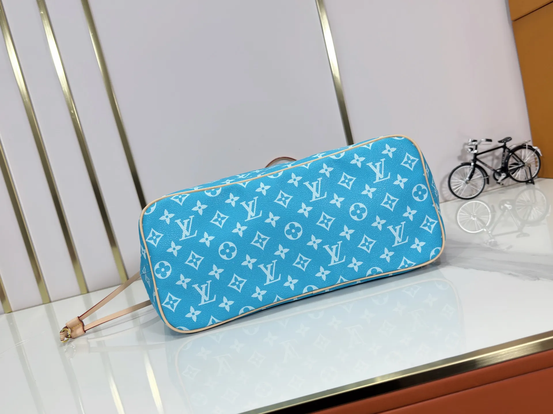 P280 Upgraded Original M40995 The legendary Neverfull bag always meets your every handbag need. It has a large capacity but is not bulky. It is stiff and soft to the touch, making it suitable for home and travel. Tighten the side ties and it instantly transforms into a stylish urban handbag. Loosen the straps and it transforms into a chic and practical handbag. The slender leather handle can be carried over the shoulder or between the arms. The model shown here is made of Damier Ebène canvas. Dimensions: 31.0 x 28.0 x 14.0 cm