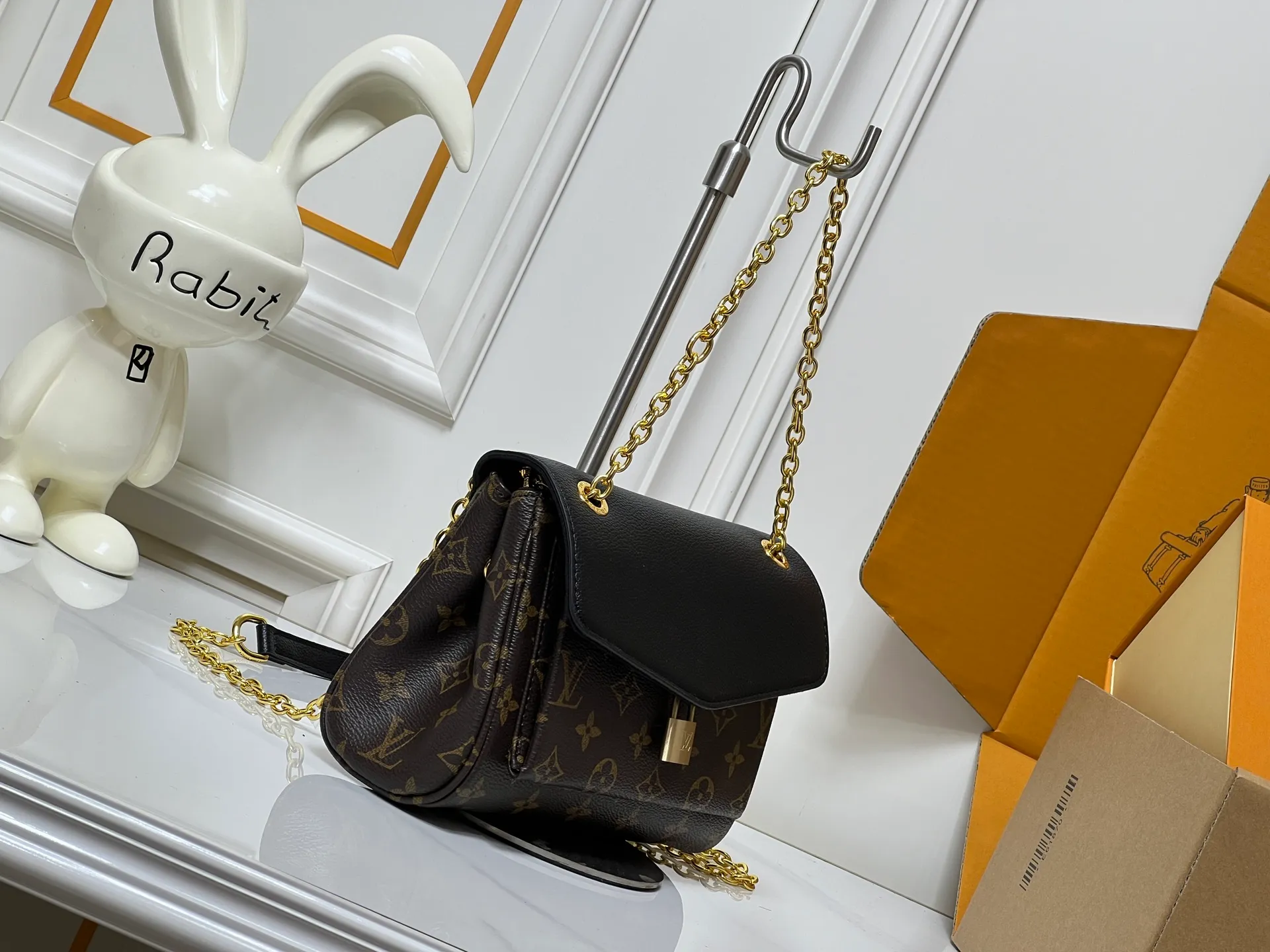 ¥300 This 𝐁𝐁 handbag is named after the exquisite and artistic Saint-Germain neighborhood in Paris. It is a stylish choice whether it is day or night. The bag is crafted from 𝐌𝐨𝐧𝐨𝐠𝐫𝐚𝐦 canvas with leather edges in a seasonal wine hue that matches the gold-toned lock – a Louis Vuitton signature design that dates back to 𝟏𝟖𝟖𝟎. The slip chain design provides a variety of matching methods, and can be worn on the shoulder. Model: M26398 Size: 𝟐𝟒 𝐱 𝟏𝟕 𝐱 𝟗 𝐜𝐦((Length 𝐱 Height 𝐱 Width)