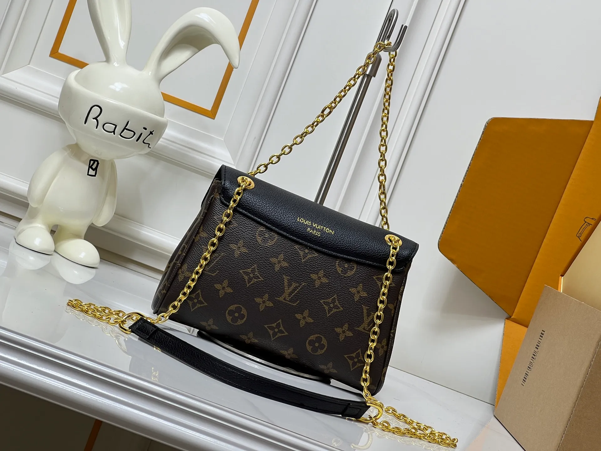 ¥300 This 𝐁𝐁 handbag is named after the exquisite and artistic Saint-Germain neighborhood in Paris. It is a stylish choice whether it is day or night. The bag is crafted from 𝐌𝐨𝐧𝐨𝐠𝐫𝐚𝐦 canvas with leather edges in a seasonal wine hue that matches the gold-toned lock – a Louis Vuitton signature design that dates back to 𝟏𝟖𝟖𝟎. The slip chain design provides a variety of matching methods, and can be worn on the shoulder. Model: M26398 Size: 𝟐𝟒 𝐱 𝟏𝟕 𝐱 𝟗 𝐜𝐦((Length 𝐱 Height 𝐱 Width)
