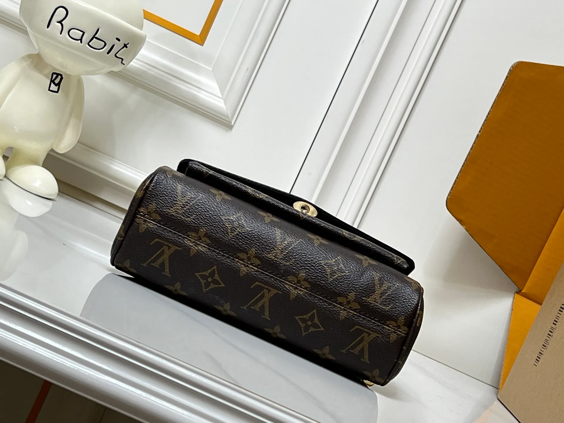 ¥300 This 𝐁𝐁 handbag is named after the exquisite and artistic Saint-Germain neighborhood in Paris. It is a stylish choice whether it is day or night. The bag is crafted from 𝐌𝐨𝐧𝐨𝐠𝐫𝐚𝐦 canvas with leather edges in a seasonal wine hue that matches the gold-toned lock – a Louis Vuitton signature design that dates back to 𝟏𝟖𝟖𝟎. The slip chain design provides a variety of matching methods, and can be worn on the shoulder. Model: M26398 Size: 𝟐𝟒 𝐱 𝟏𝟕 𝐱 𝟗 𝐜𝐦((Length 𝐱 Height 𝐱 Width)