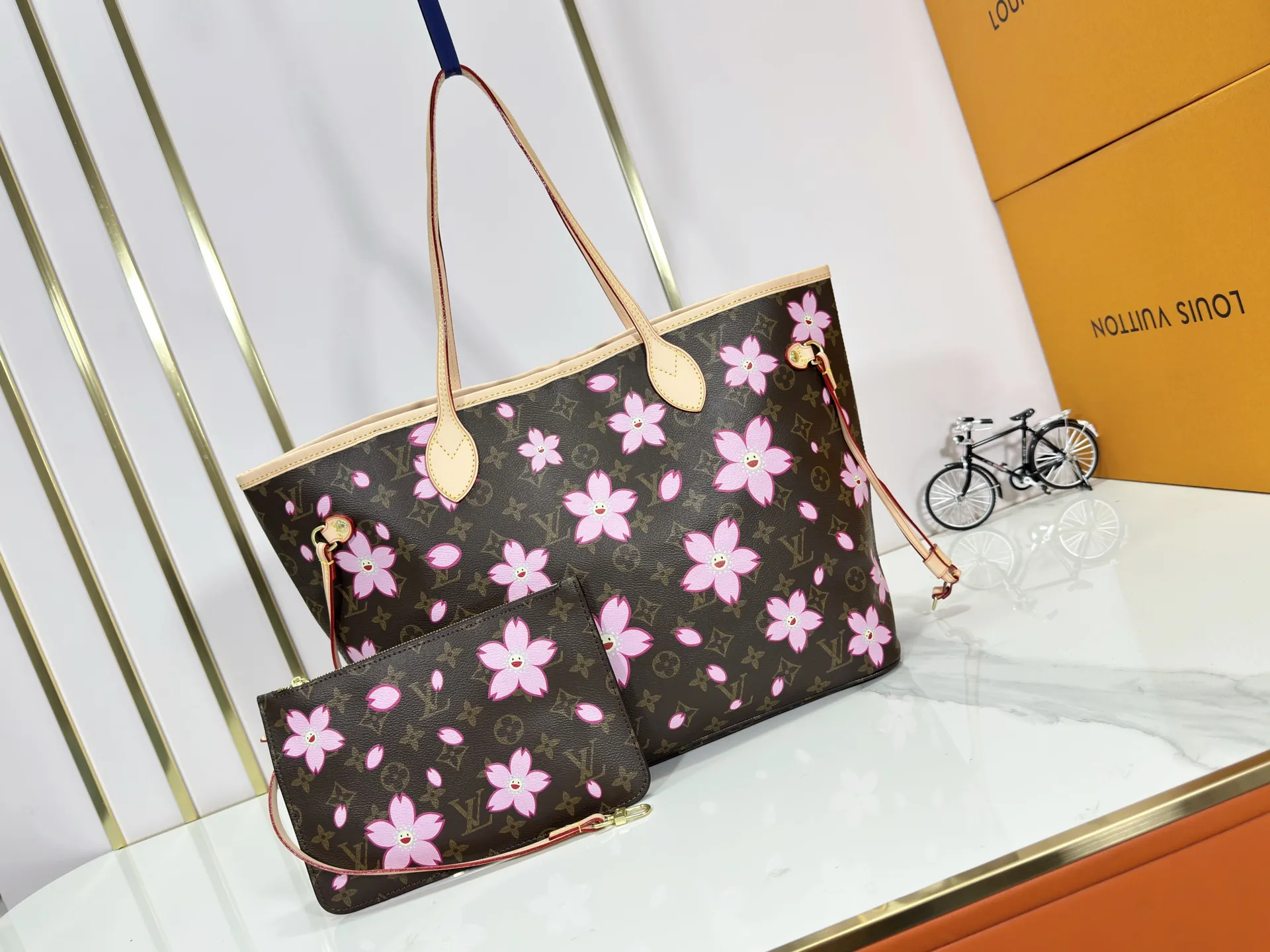 P240 Upgraded original M40995 M17088 Murakami Takashi Old Flower Sakura 🌸The legendary Neverfull medium handbag: always able to meet your various needs for handbags. It has a large capacity but is not bulky. It is stiff and soft to the touch, making it suitable for home and travel. Tighten the side ties and it instantly transforms into a stylish urban handbag. Loosen the straps and it transforms into a chic and practical handbag. The slender leather handle can be carried over the shoulder or between the arms. The model shown here is made of Damier Azur canvas. Size: 31x28x14cm