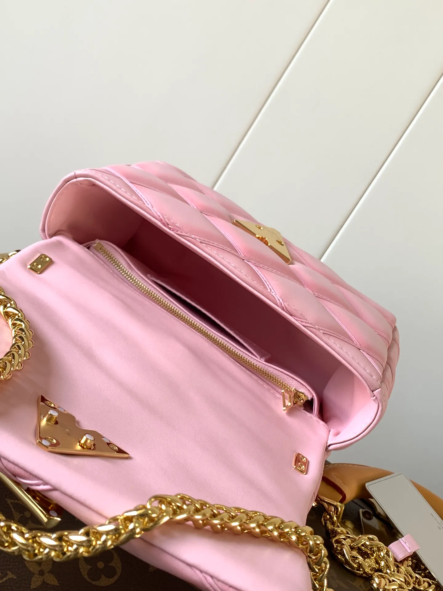 💰1280 (top layer leather) top original order, code changing chip M23045 dark gray M22891 beige M23601 brown M22891 black M12338 vanilla M24465 pink gradient M23682 dark blue M12434 blue gradient M22891 blue and white checkered M22891 red and white checkered M25107 silver M22891 patent leather M22892 black pink gradient M24186 light blue gradient M24465 nude pink gradient M12567 burgundy M11374 black hardware M12332 light coffee color M22890 white leather with black stripes Top original custom leather ~ colors are being updated continuously! This medium GO-14 bag is crafted from rich sheepskin leather with a quilted pattern that pays homage to the brand's traditional luggage designs. The Twist lock makes a striking statement, and the top handle can be carried by hand alone, or it can be transformed into a leather shoulder pad on the sliding chain strap for comfortable shoulder or cross-body wear. Dimensions: 23 x 16 x 10cm